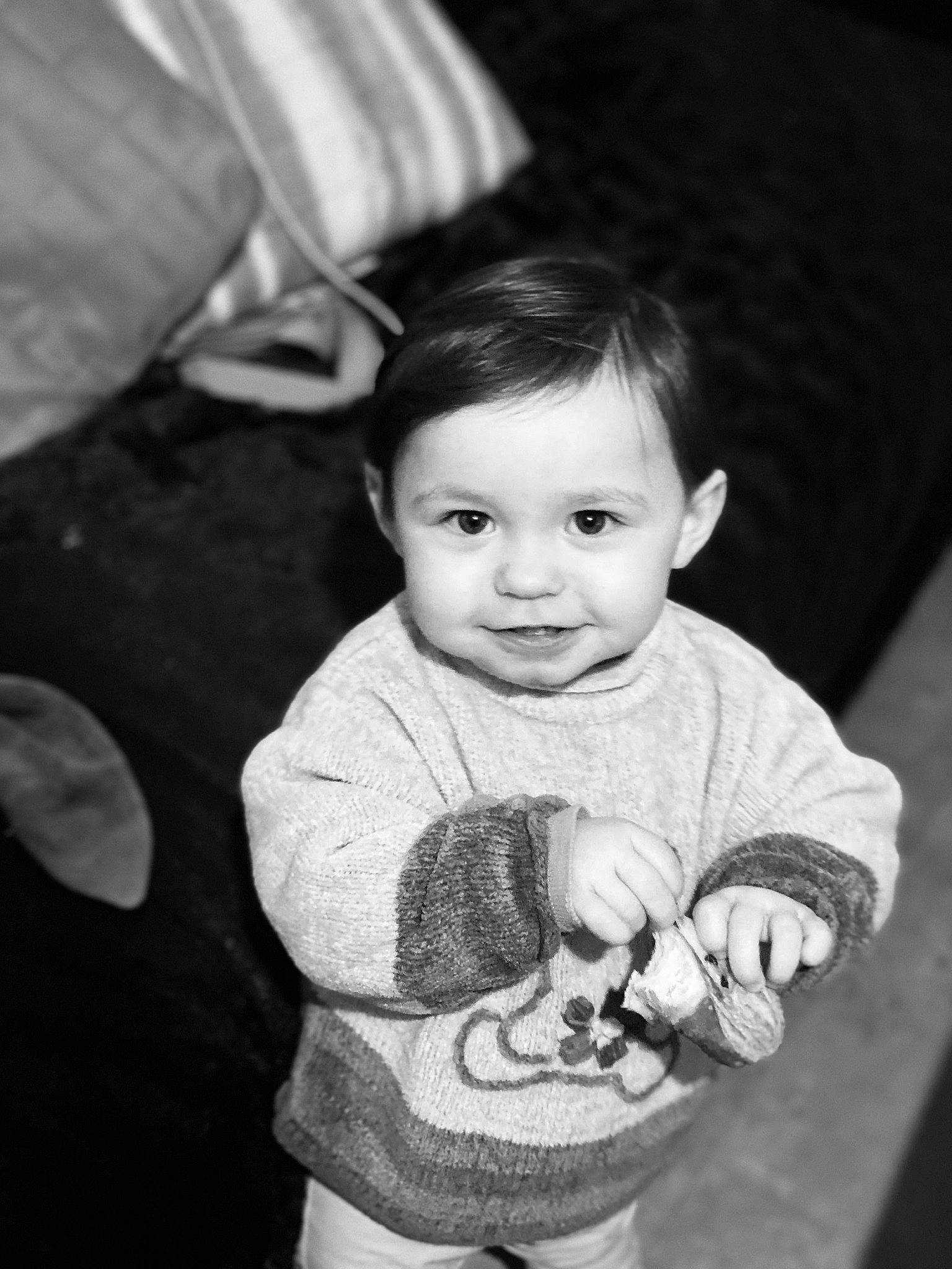 Naïa participe au concours pour gagner de l'argent avec cette photo : arm, black, black_and_white, cheek, child, chin, eye, face, flash_photography, hand, happy, iris, joy, people, person, skin, sleeve, smile, standing, style