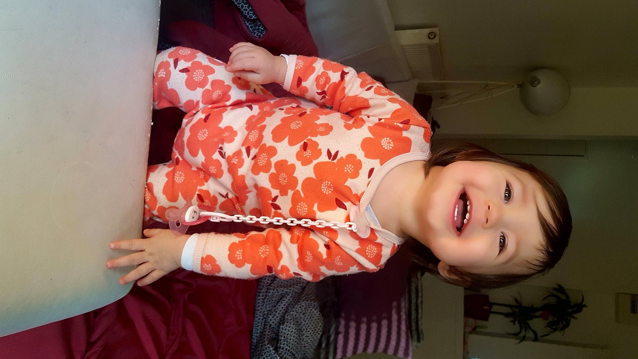 Naïa a rejoint le concours — aidez-le/la à gagner de superbes lots ! baby_toddler_clothing, child, comfort, elbow, flesh, fun, happy, human_body, human_leg, joy, mouth, nose, pattern, peach, person, room, shoulder, sitting, skin, sleeve