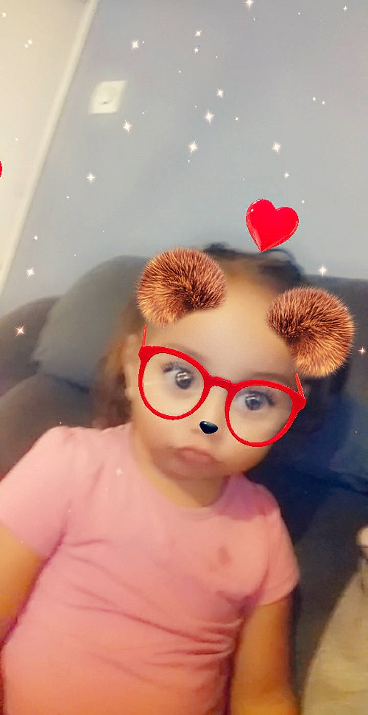 Naomy participe au concours pour gagner de l'argent avec cette photo : cheek, child, ear, eyewear, fawn, fun, glasses, hair, head, lip, nose, person, photography, pink, selfie, skin, smile, teddy_bear, toddler, toy