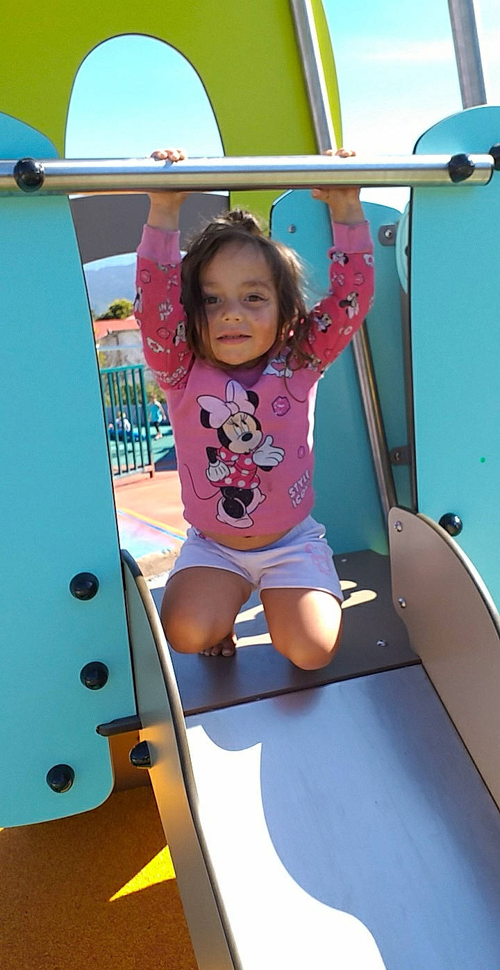 Naomy participe au concours pour gagner de l'argent avec cette photo : child, fun, leisure, outdoor_play_equipment, person, play, playground, recreation, smile, toddler, vacation