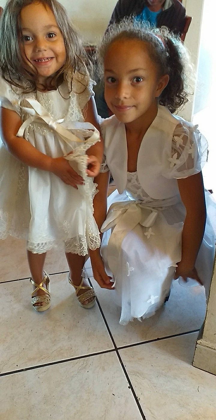 Manon Et Naomy a rejoint le concours — aidez-le/la à gagner de superbes lots ! child, daughter, hairstyle, joy, long_hair, person, toddler