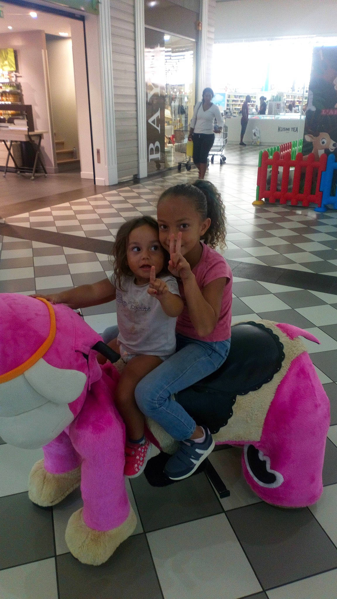 Manon Et Naomy a rejoint le concours — aidez-le/la à gagner de superbes lots ! child, floor, flooring, fun, joy, leg, leisure, magenta, person, pink, play, sitting, snapshot, toddler