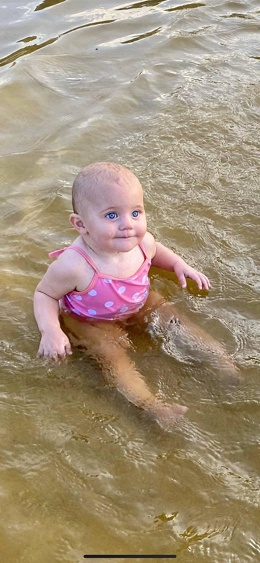 Lyna a rejoint le concours — aidez-le/la à gagner de superbes lots ! arm, baby, baby_toddler_clothing, bathing, beach, chest, child, fun, happy, head, leisure, ocean, people_on_beach, person, recreation, sand, smile, toddler, vacation, water