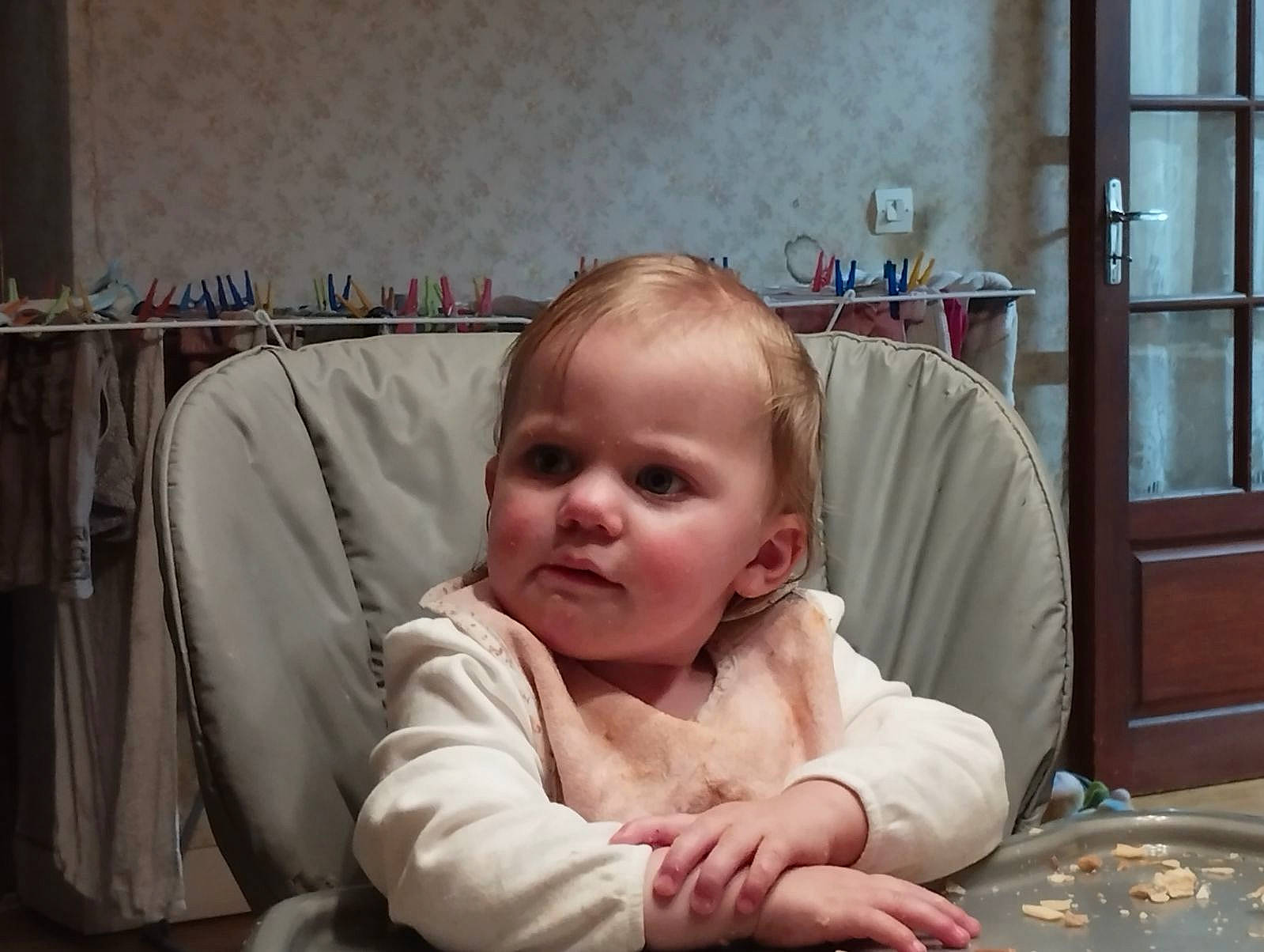 Lyna a rejoint le concours — aidez-le/la à gagner de superbes lots ! baby, baby_products, baby_toddler_clothing, cheek, child, comfort, flooring, fun, iris, linens, person, room, sitting, skin, toddler, tummy_time, vacation, window