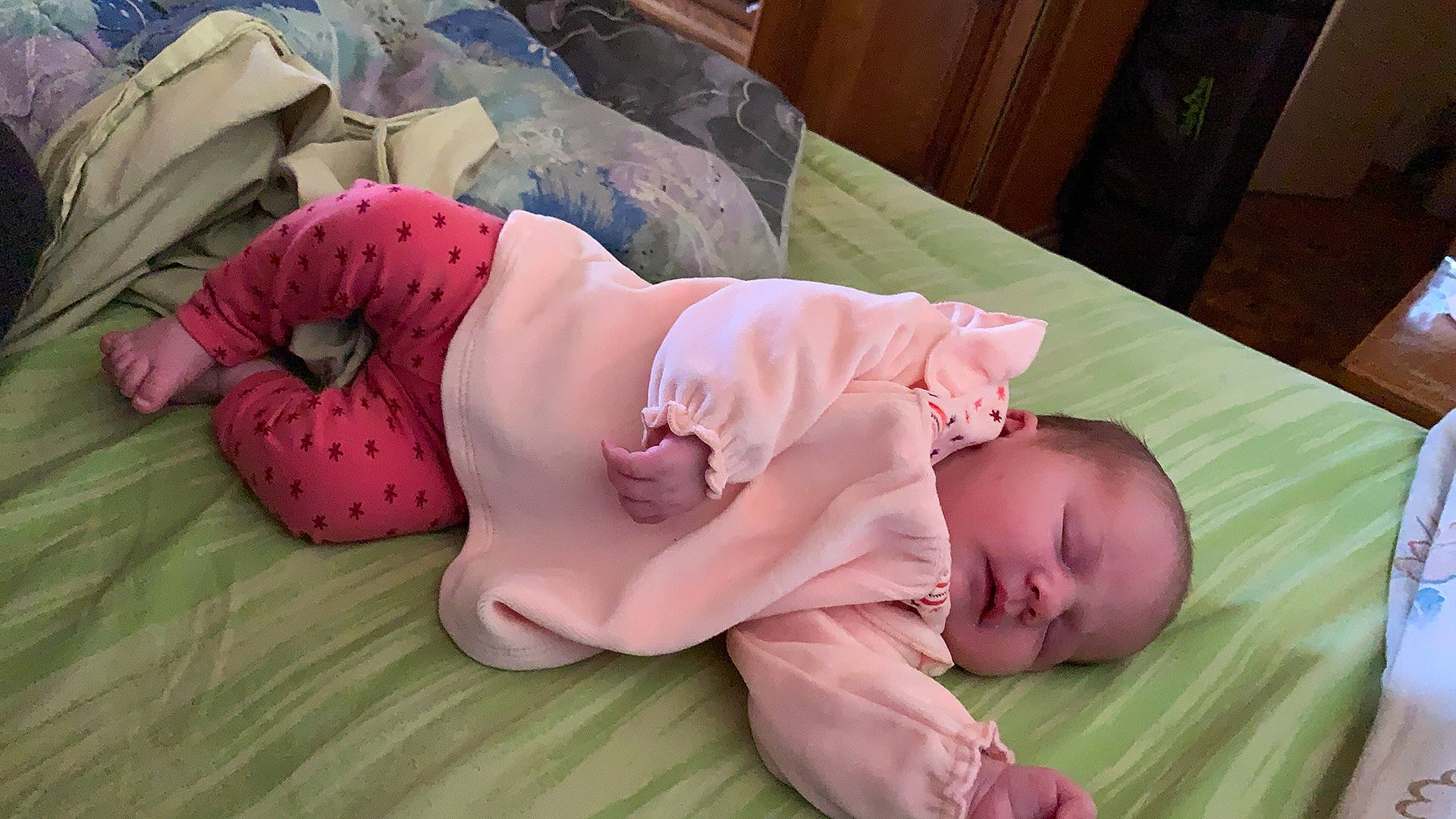 Lyna participe au concours pour gagner de l'argent avec cette photo : abdomen, baby, baby_products, baby_safety, baby_sleeping, baby_toddler_clothing, bed, bedding, bedtime, child, comfort, grass, human_body, linens, nap, person, pink, room, skin, sleep