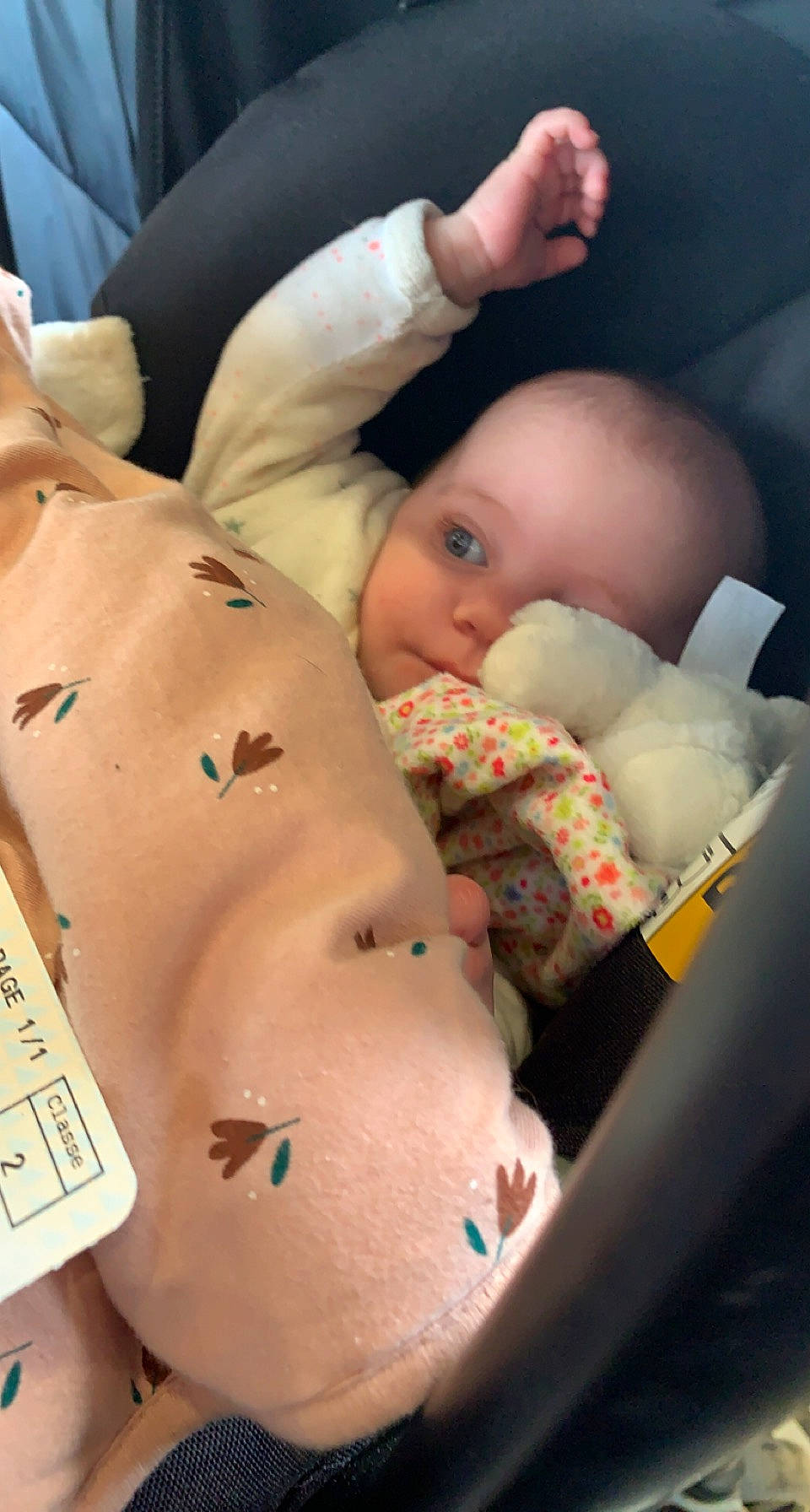 Lyna a rejoint le concours — aidez-le/la à gagner de superbes lots ! abdomen, baby, cheek, chest, child, comfort, finger, human_leg, joint, mammal, mouth, nail, neck, nose, person, skin, textile, thigh, toddler, trunk