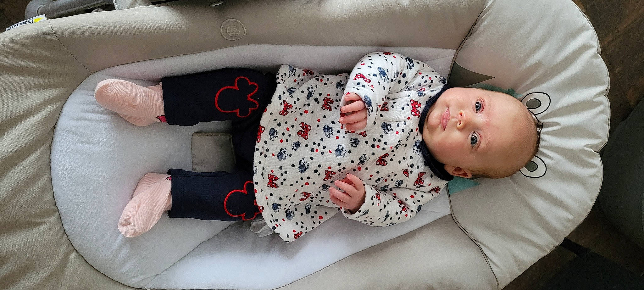 Maëlynn participe au concours pour gagner de l'argent avec cette photo : baby, baby_toddler_clothing, child, comfort, couch, elbow, human, human_leg, joint, knee, leg, linens, pattern, person, product, sitting, sleeve, textile, thigh, toddler
