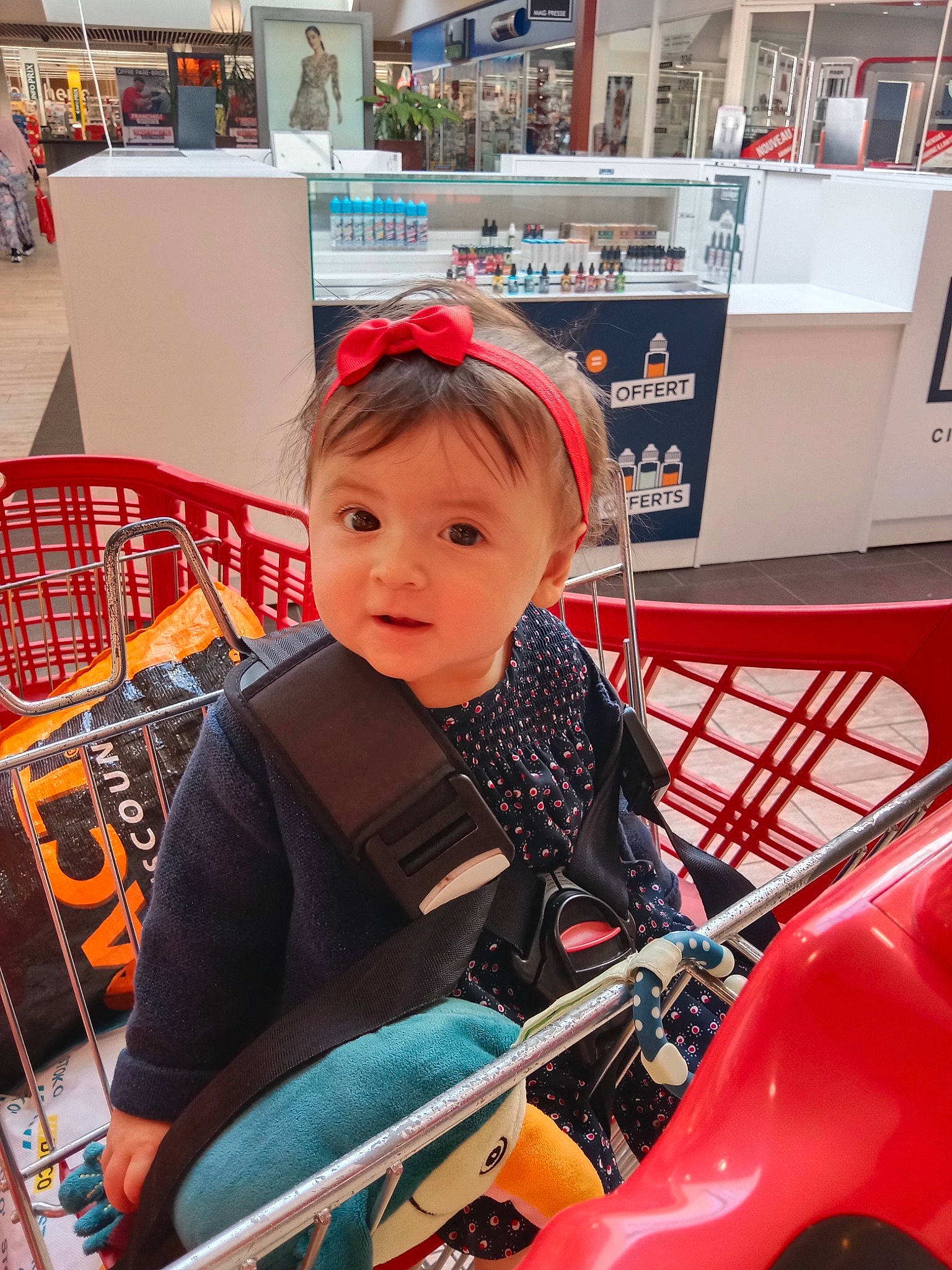 Noélia a rejoint le concours — aidez-le/la à gagner de superbes lots ! automotive_design, automotive_exterior, automotive_tire, car, engineering, event, fun, hood, motor_vehicle, person, personal_protective_equipment, photograph, recreation, retail, shopping, shopping_cart, snapshot, tire, toddler, vehicle