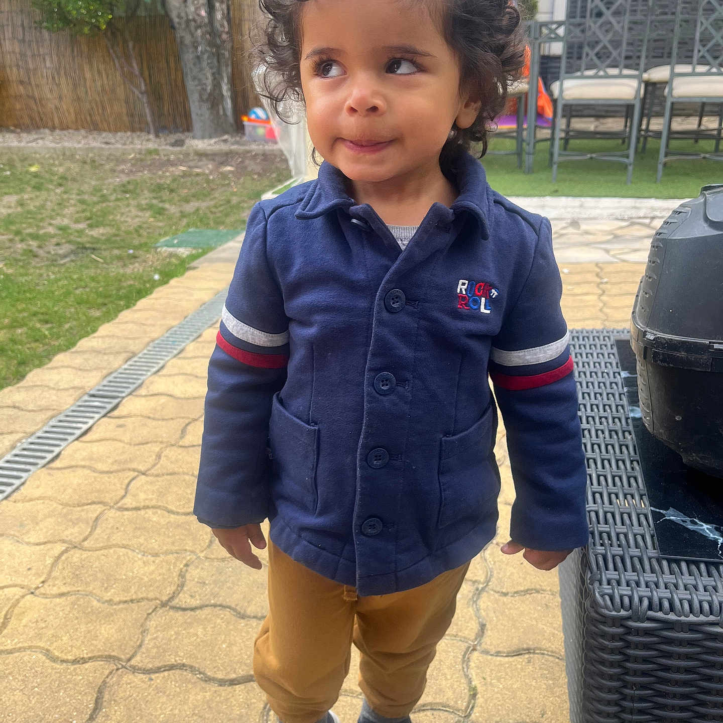 Gabriel a rejoint le concours — aidez-le/la à gagner de superbes lots ! boy, child, clothing, coat, face, grass, head, jacket, jeans, male, nature, outdoors, pants, park, path, person, photography, plant, portrait, standing