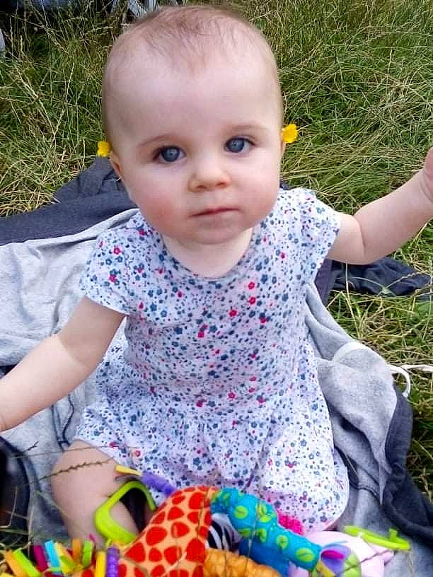 Évangéline participe au concours pour gagner de l'argent avec cette photo : baby, baby_toddler_clothing, cheek, child, eye, face, fun, grass, hairstyle, happy, head, human_body, iris, nose, pattern, people_in_nature, person, plant, product, skin