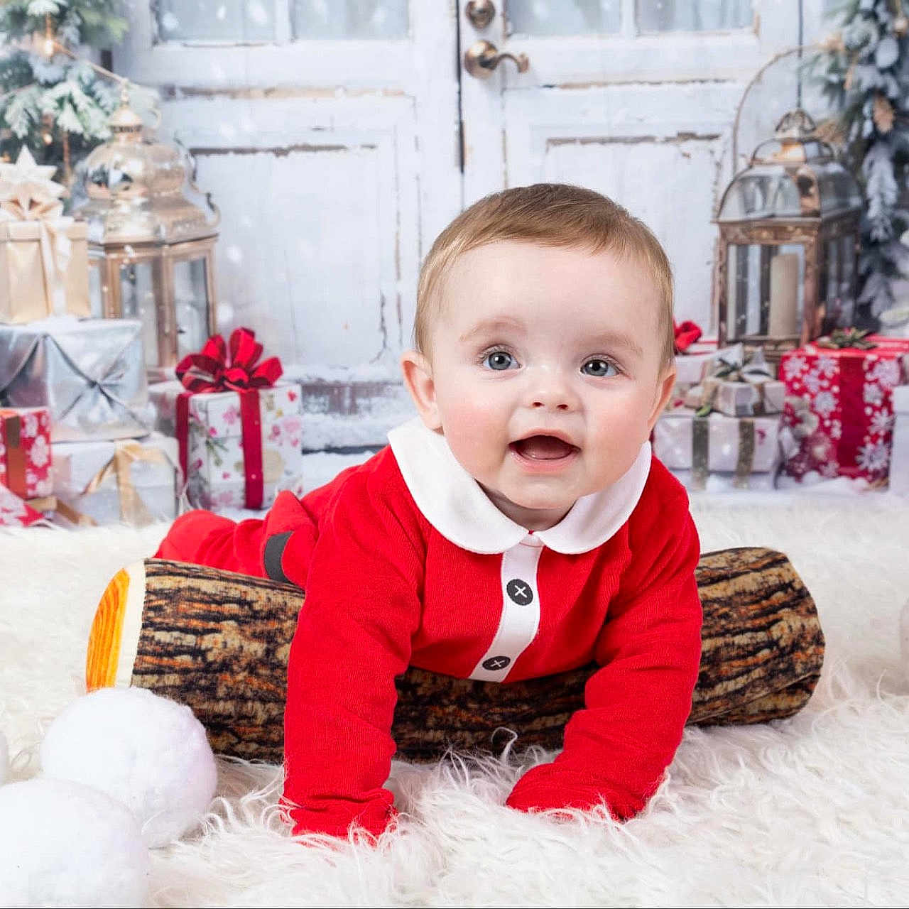 Kane is registered to the contest to win money with this photo: accessories, baby, babycrawling, bag, box, christmas, crawling, festival, handbag, person