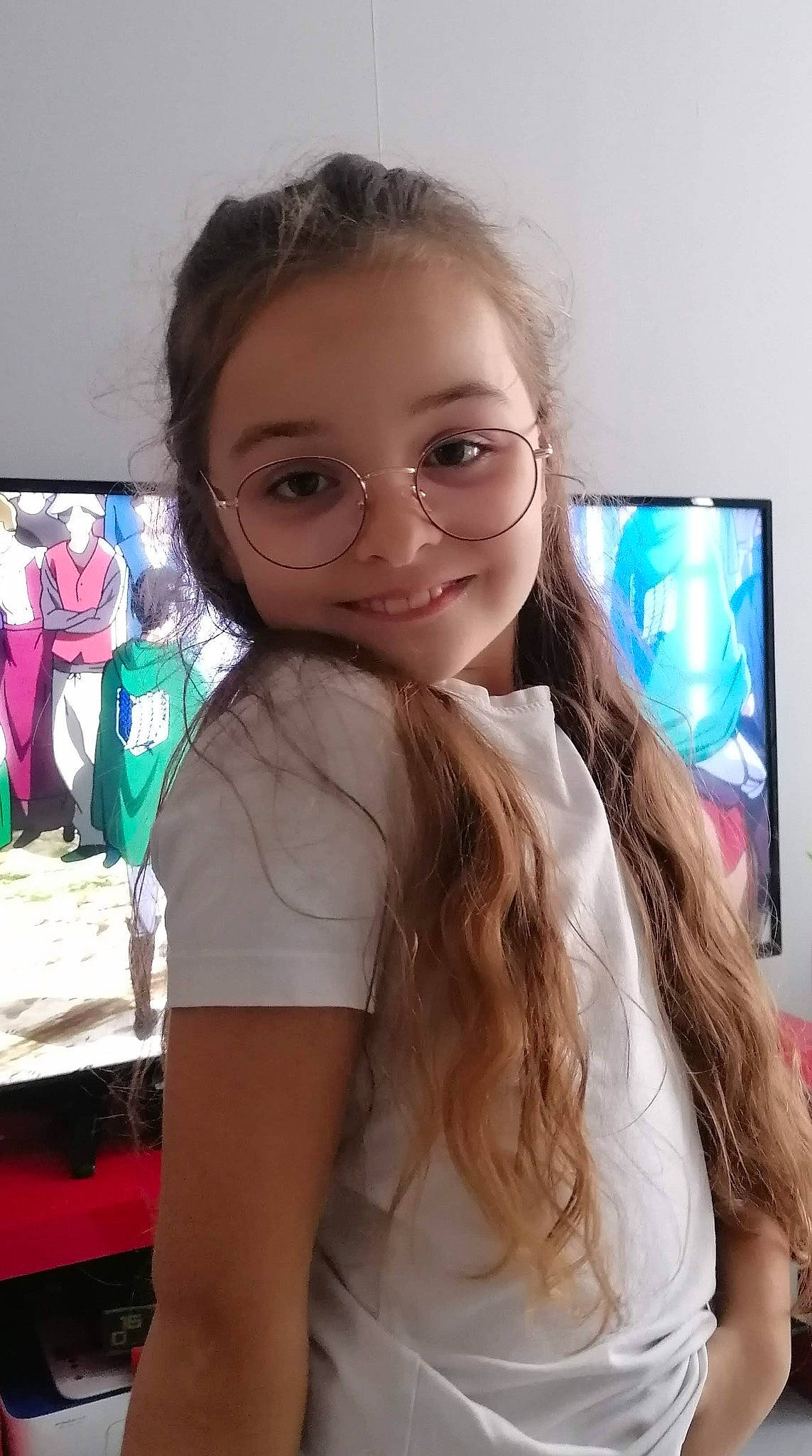 Ophélie participe au concours pour gagner de l'argent avec cette photo : black_hair, cheek, chin, cool, eyebrow, eyelash, eyewear, facial_expression, flash_photography, fun, gesture, glasses, happy, iris, joy, layered_hair, lip, person, shoulder, skin