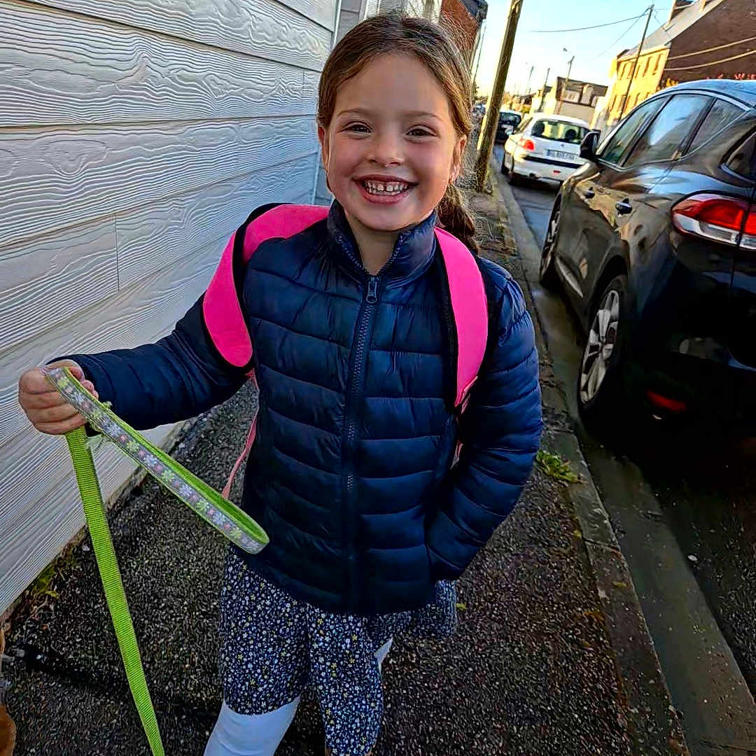 Mya a rejoint le concours — aidez-le/la à gagner de superbes lots ! car, child, city, clothing, coat, face, female, girl, head, jacket, person, photography, portrait, racket, road, sport, street, tennis, tennisracket, urban
