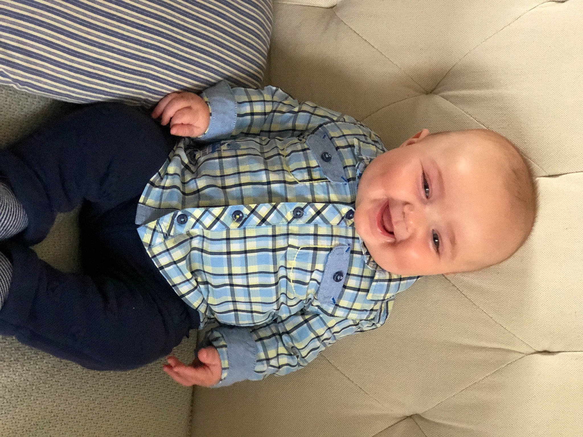 Marcel a rejoint le concours — aidez-le/la à gagner de superbes lots ! baby, baby_products, baby_toddler_clothing, child, comfort, couch, dress_shirt, joy, lap, linens, mammal, pattern, person, plaid, room, sitting, sleeve, smile, sock, tartan