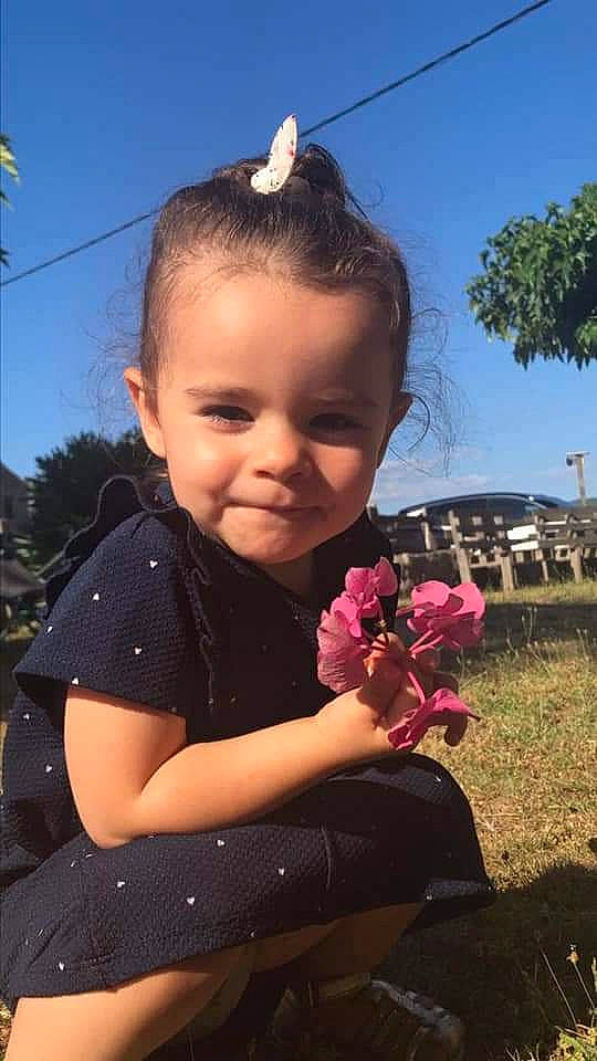 Alexia participe au concours pour gagner de l'argent avec cette photo : child, flower, fun, happy, person, plant, sky, smile, spring, toddler, vacation