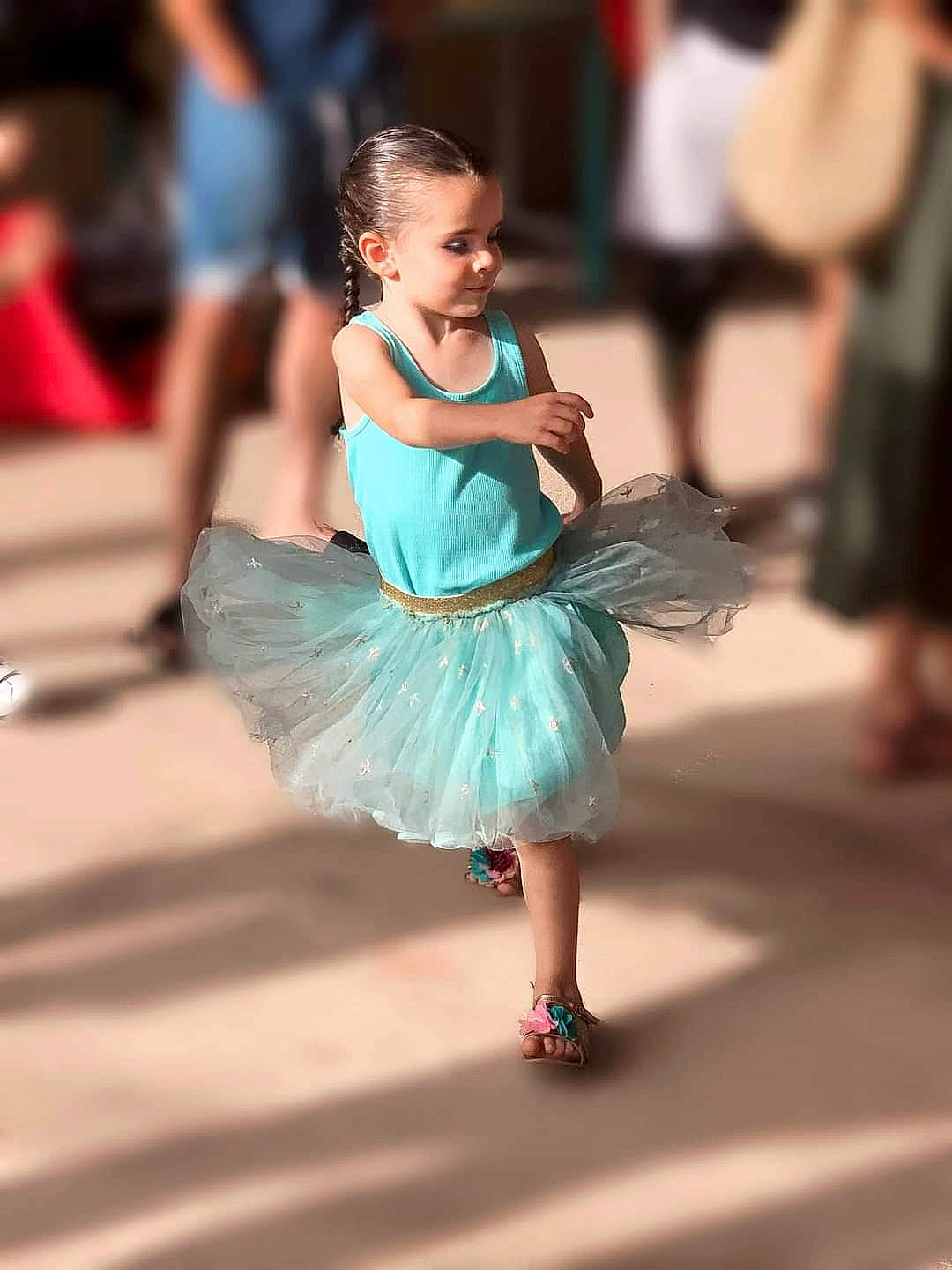 Alexia a rejoint le concours — aidez-le/la à gagner de superbes lots ! ballet_shoe, ballet_tutu, child, choreography, dance, dress, electric_blue, entertainment, event, face, fashion_design, flash_photography, flooring, fun, happy, human_leg, leisure, performance_art, performing_arts, person