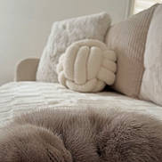 Akio a rejoint le concours — aidez-le/la à gagner de superbes lots ! kitten, cat, sleeping, fur, cozy, couch, pillows, home, indoor, soft, cute, pet, resting, animal, feline, closeup, comfortable, neutral_colors, relaxation, domestic