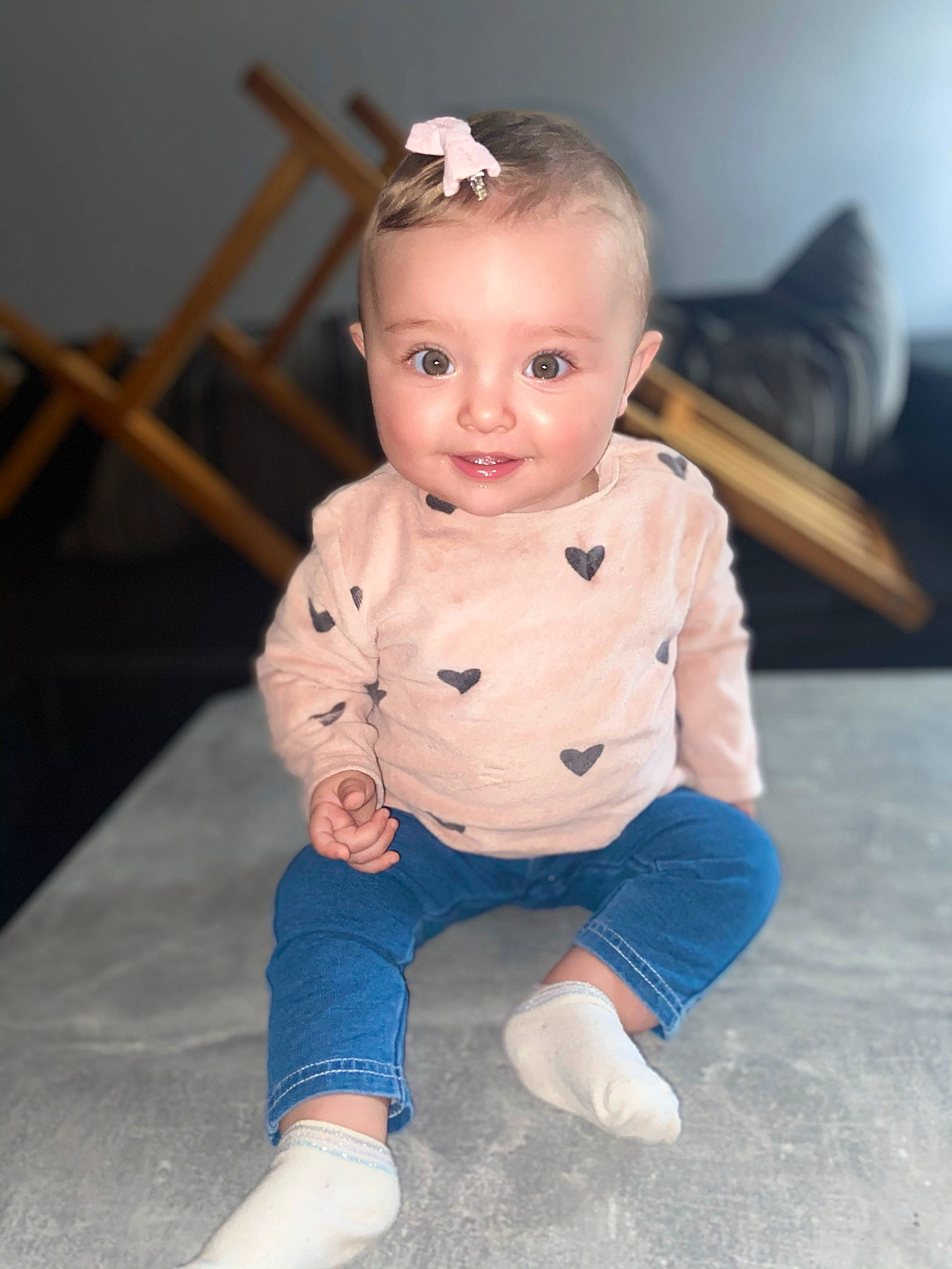 Maïlya participe au concours pour gagner de l'argent avec cette photo : baby, baby_toddler_clothing, cheek, chin, eye, face, flash_photography, floor, hair, happy, head, human_body, iris, lip, nose, person, shoulder, skin, sleeve, smile