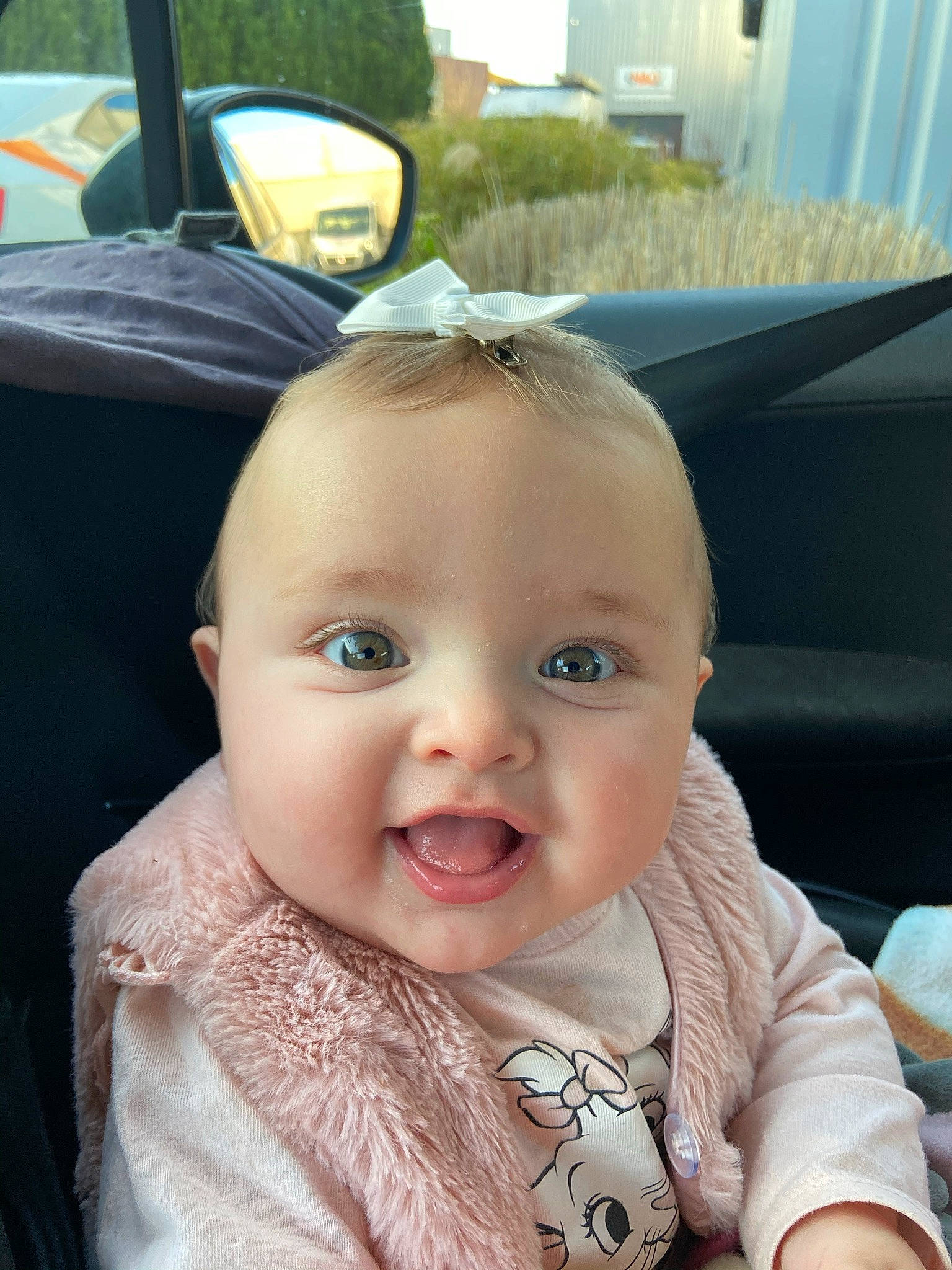 Maïlya participe au concours pour gagner de l'argent avec cette photo : auto_part, baby, baby_toddler_clothing, car_seat, cheek, child, comfort, family_car, fashion_accessory, fun, happy, iris, lip, luxury_vehicle, person, plant, skin, smile, toddler, vehicle_door