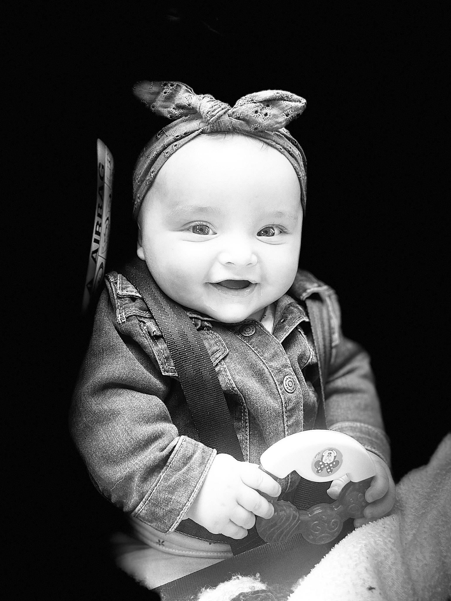 Maïlya a rejoint le concours — aidez-le/la à gagner de superbes lots ! art, baby, baby_toddler_clothing, black_and_white, cheek, child, eye, facial_expression, flash_photography, gesture, happy, human_body, iris, monochrome, monochrome_photography, person, sleeve, smile, standing, style