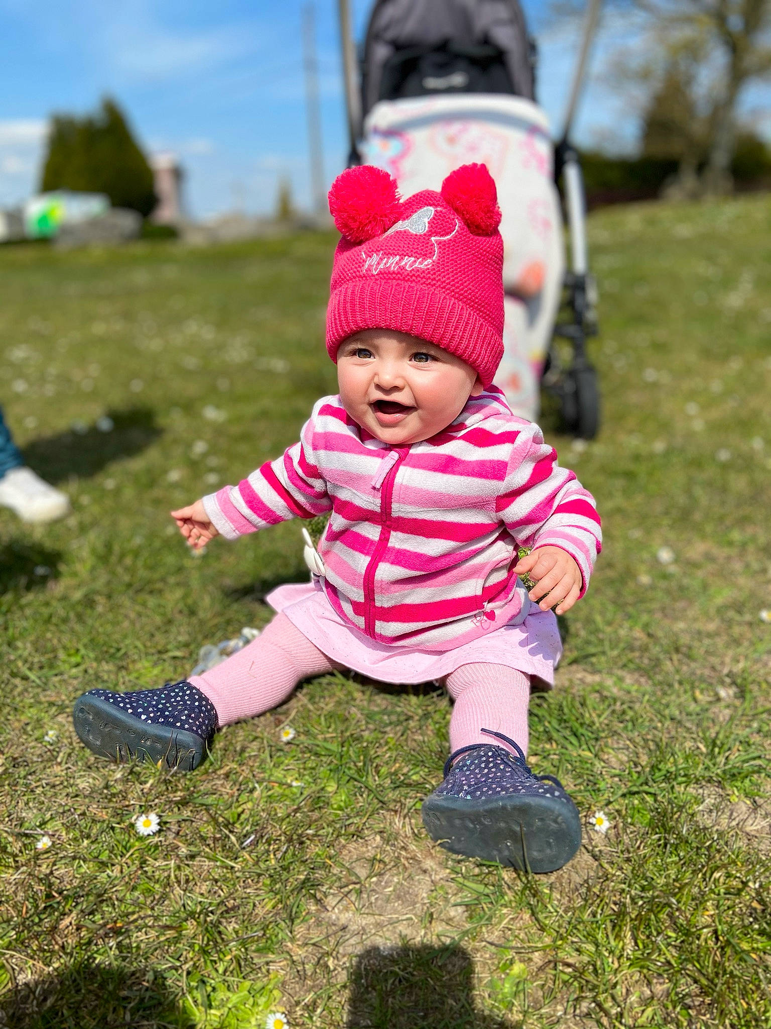 Maïlya a rejoint le concours — aidez-le/la à gagner de superbes lots ! baby, baby_toddler_clothing, cap, child, eye, grass, grass_family, grassland, happy, hat, headwear, lawn, leaf, leisure, meadow, people_in_nature, person, plant, sky, sneakers