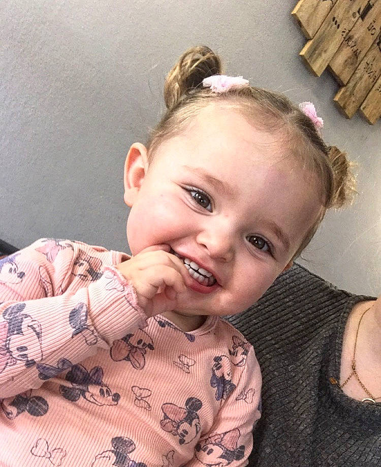 Maïlya participe au concours pour gagner de l'argent avec cette photo : arm, cheek, chin, ear, eyebrow, face, facial_expression, hair, happy, human_body, joint, joy, lip, mouth, neck, nose, person, shoulder, skin, sleeve