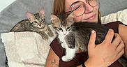 Mimine a rejoint le concours — aidez-le/la à gagner de superbes lots ! affection, arm, blanket, cat, couch, cozy, cute, furry, glasses, happy, indoor, kitten, pet, pillow, relaxation, smile, snuggle, tattoo, woman, young_adult