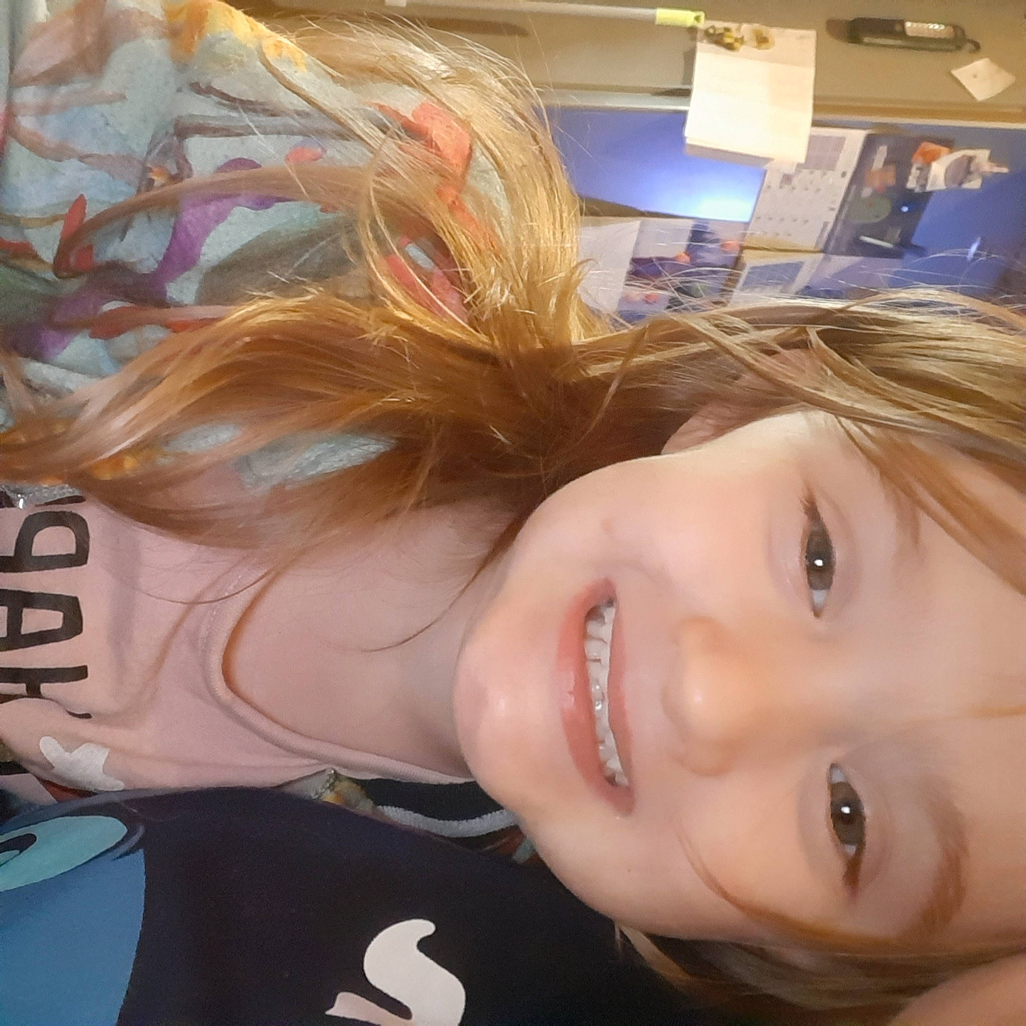 Noéliah participe au concours pour gagner de l'argent avec cette photo : bangs, black_hair, cheek, child, chin, ear, eyebrow, eyelash, forehead, hairstyle, happy, headwear, iris, jaw, joy, layered_hair, lip, mouth, neck, nose