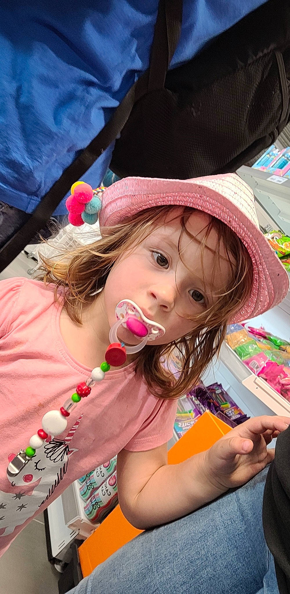Olivia a rejoint le concours — aidez-le/la à gagner de superbes lots ! bangs, blond, brown_hair, cap, child, costume_hat, event, fashion_accessory, fun, grass, happy, holiday, lip, magenta, person, pink, play, recreation, textile, toddler