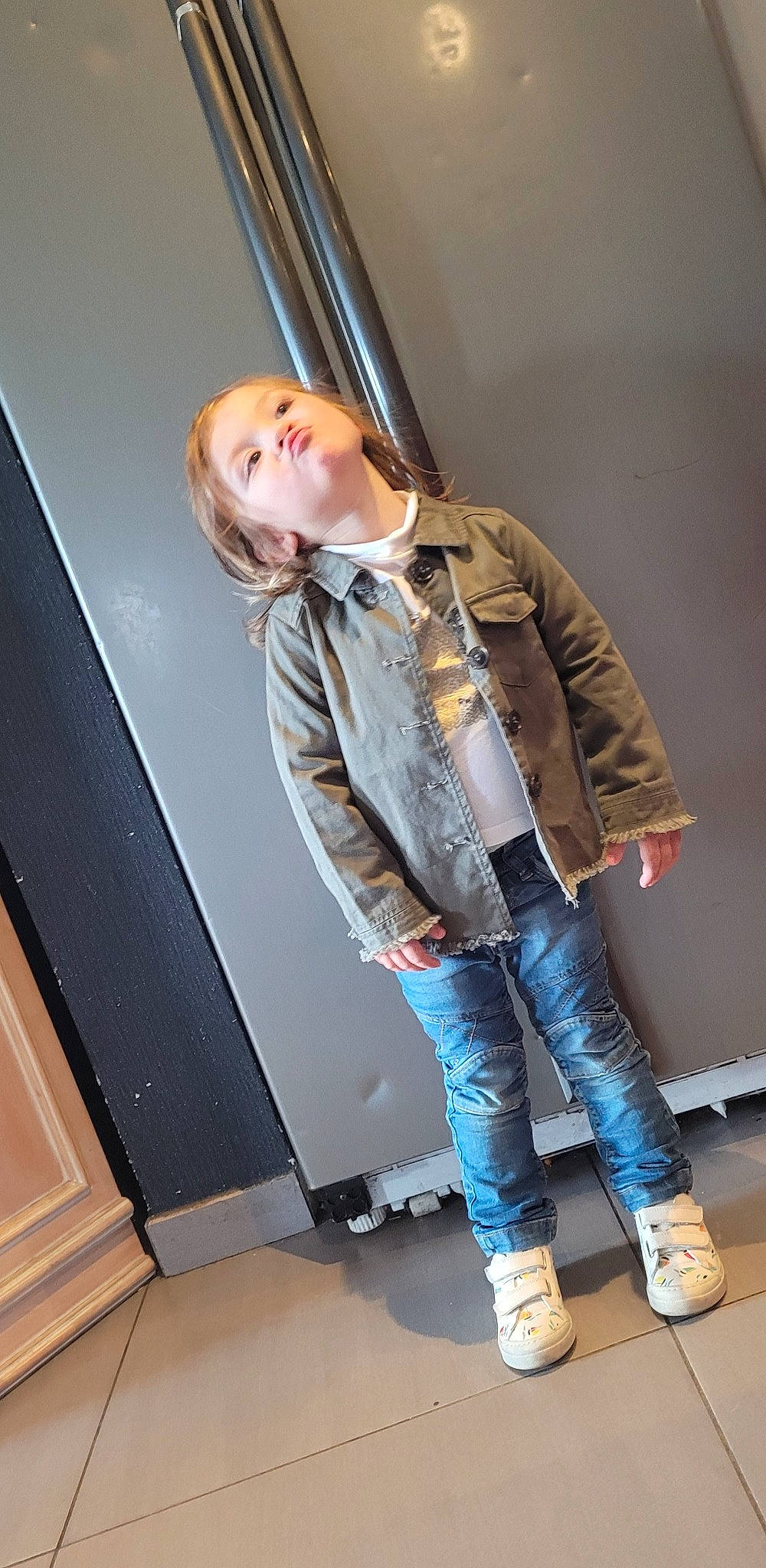 Olivia participe au concours pour gagner de l'argent avec cette photo : blazer, collar, denim, dress_shirt, electric_blue, eyewear, fashion_design, flash_photography, flooring, jeans, knee, leather_jacket, leg, person, shoe, shoulder, sleeve, sneakers, street_fashion, thigh