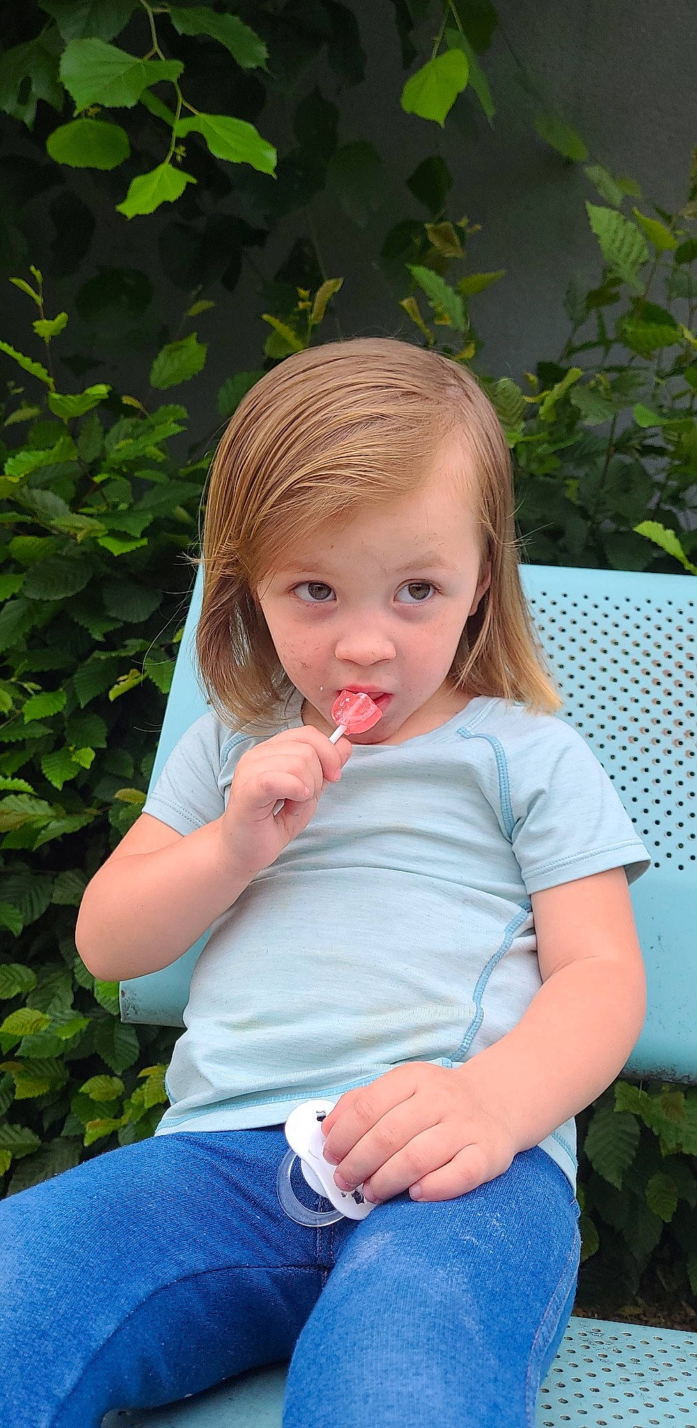 Olivia participe au concours pour gagner de l'argent avec cette photo : arm, baby_toddler_clothing, blue, cheek, child, eye, fun, gesture, grass, hand, happy, head, iris, leaf, leisure, lip, people_in_nature, person, plant, skin