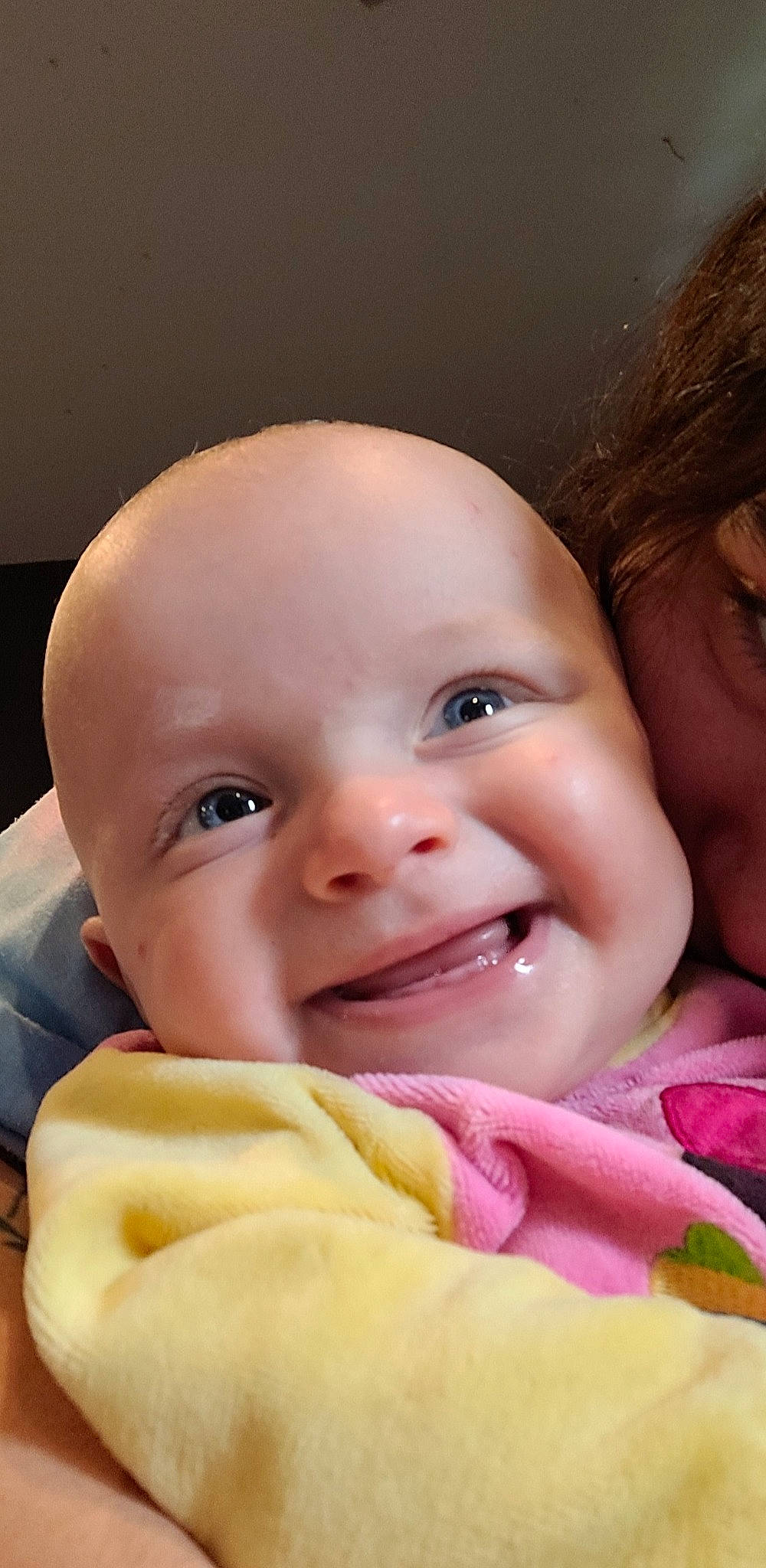 Mia a rejoint le concours — aidez-le/la à gagner de superbes lots ! baby, cheek, chin, comfort, eyebrow, eyelash, facial_expression, finger, gesture, happy, iris, joy, lip, mouth, nose, person, pink, product, skin, smile