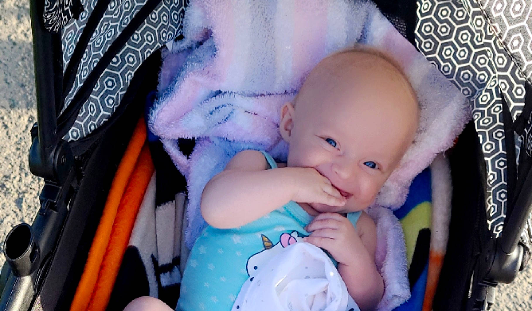 Mia participe au concours pour gagner de l'argent avec cette photo : baby, baby_carriage, baby_products, baby_toddler_clothing, cheek, child, comfort, electric_blue, eye, fashion_accessory, happy, iris, magenta, person, pink, purple, skin, smile, textile, toddler