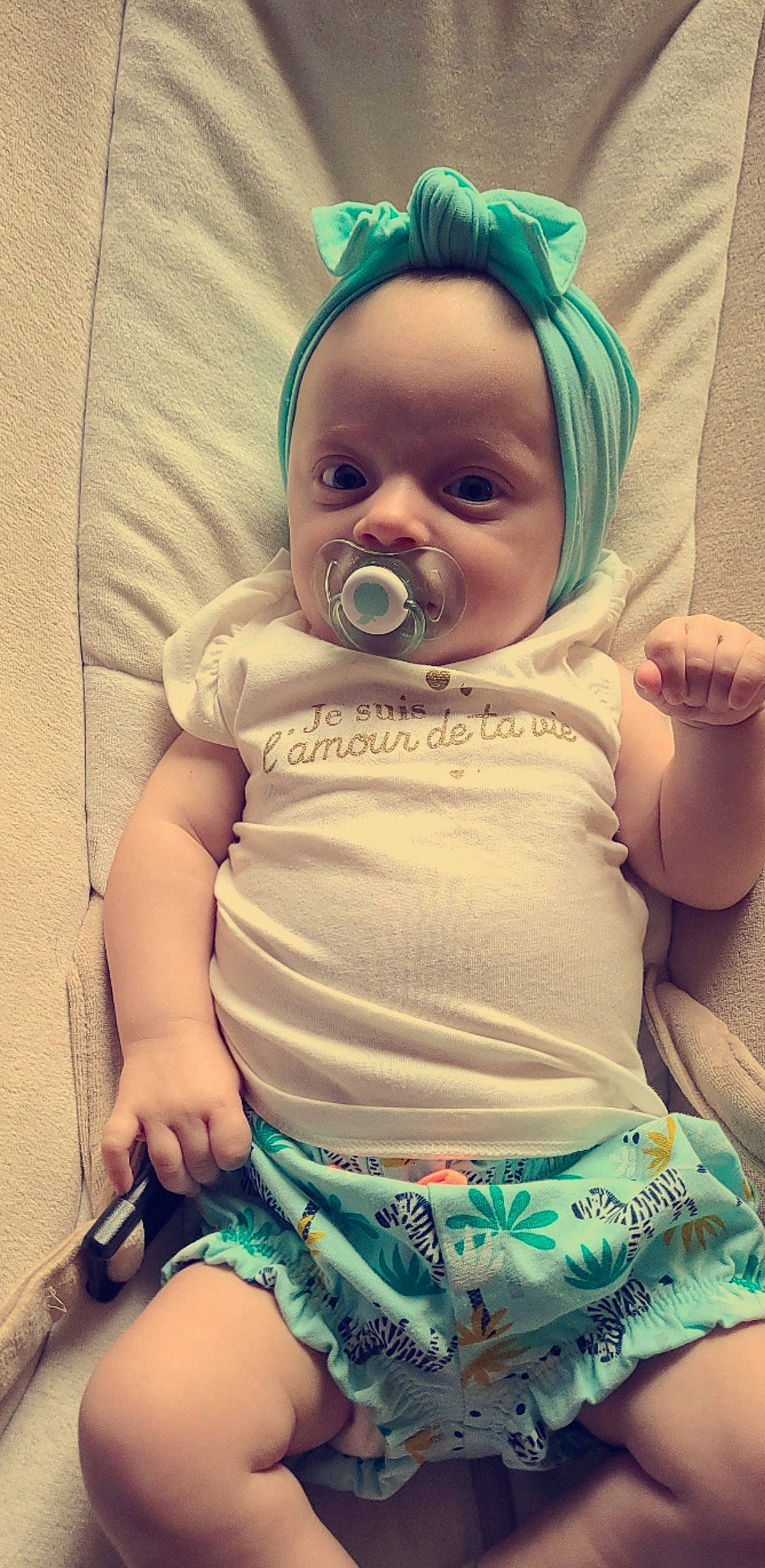 Mia a rejoint le concours — aidez-le/la à gagner de superbes lots ! baby, baby_toddler_clothing, cheek, comfort, eye, eyebrow, eyelash, face, finger, green, happy, head, human_body, iris, lip, mouth, nose, person, pink, skin