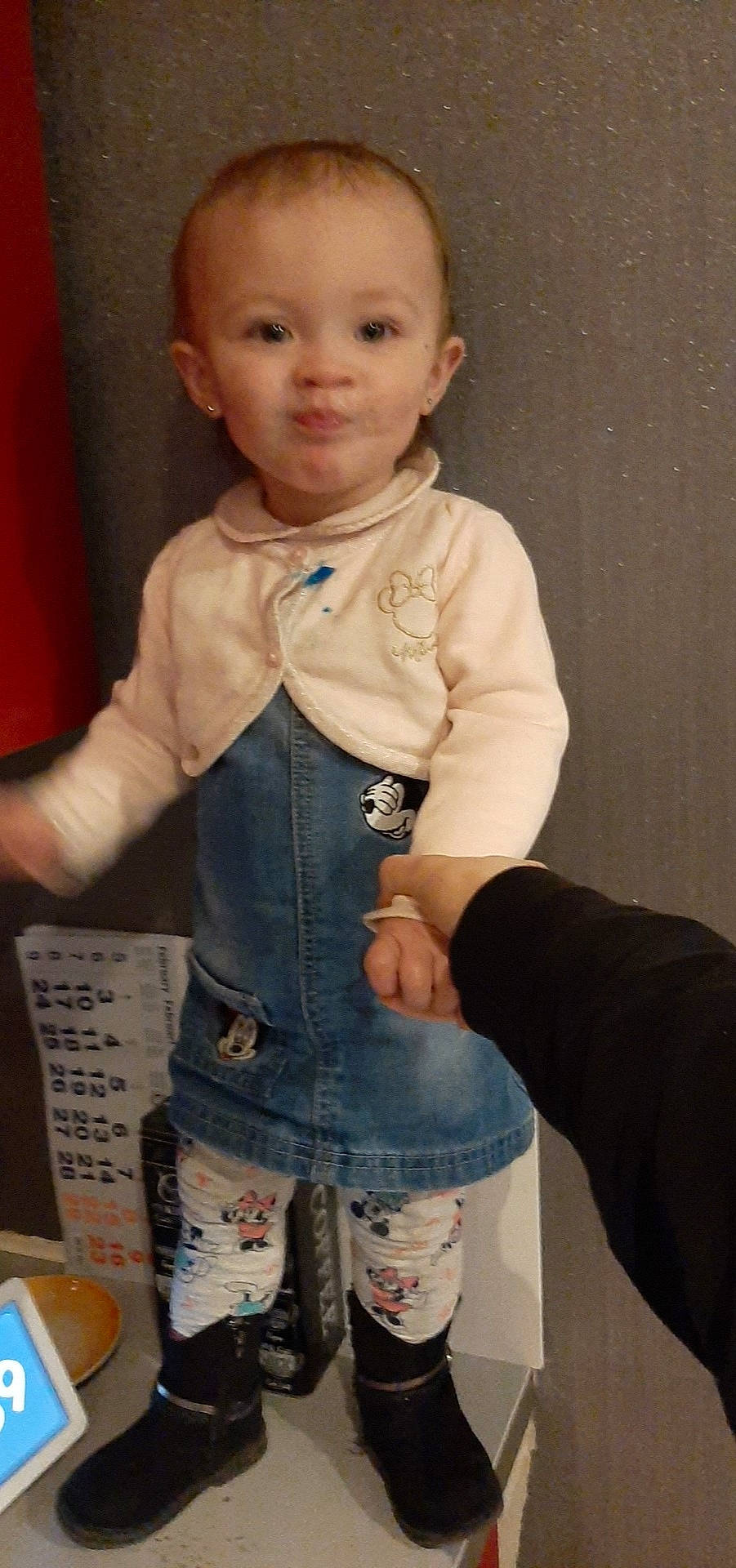 Olivia a rejoint le concours — aidez-le/la à gagner de superbes lots ! cheek, child, denim, jeans, person, sleeve, standing, toddler