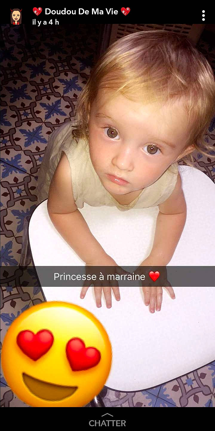 Noéliah a rejoint le concours — aidez-le/la à gagner de superbes lots ! baby, ball, brown_hair, cheek, child, child_model, close_up, eating, heart, nose, person, photography, play, rubber_ducky, toddler, tummy_time