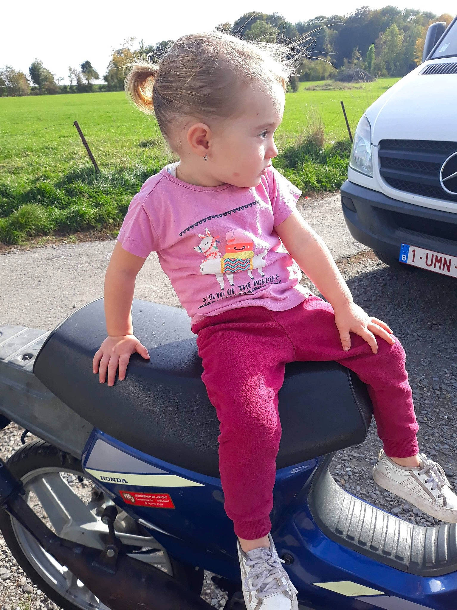 Noéliah a rejoint le concours — aidez-le/la à gagner de superbes lots ! automotive_exterior, bicycle_accessory, bumper, car, child, family_car, motor_vehicle, person, rim, toddler, vehicle, vehicle_door