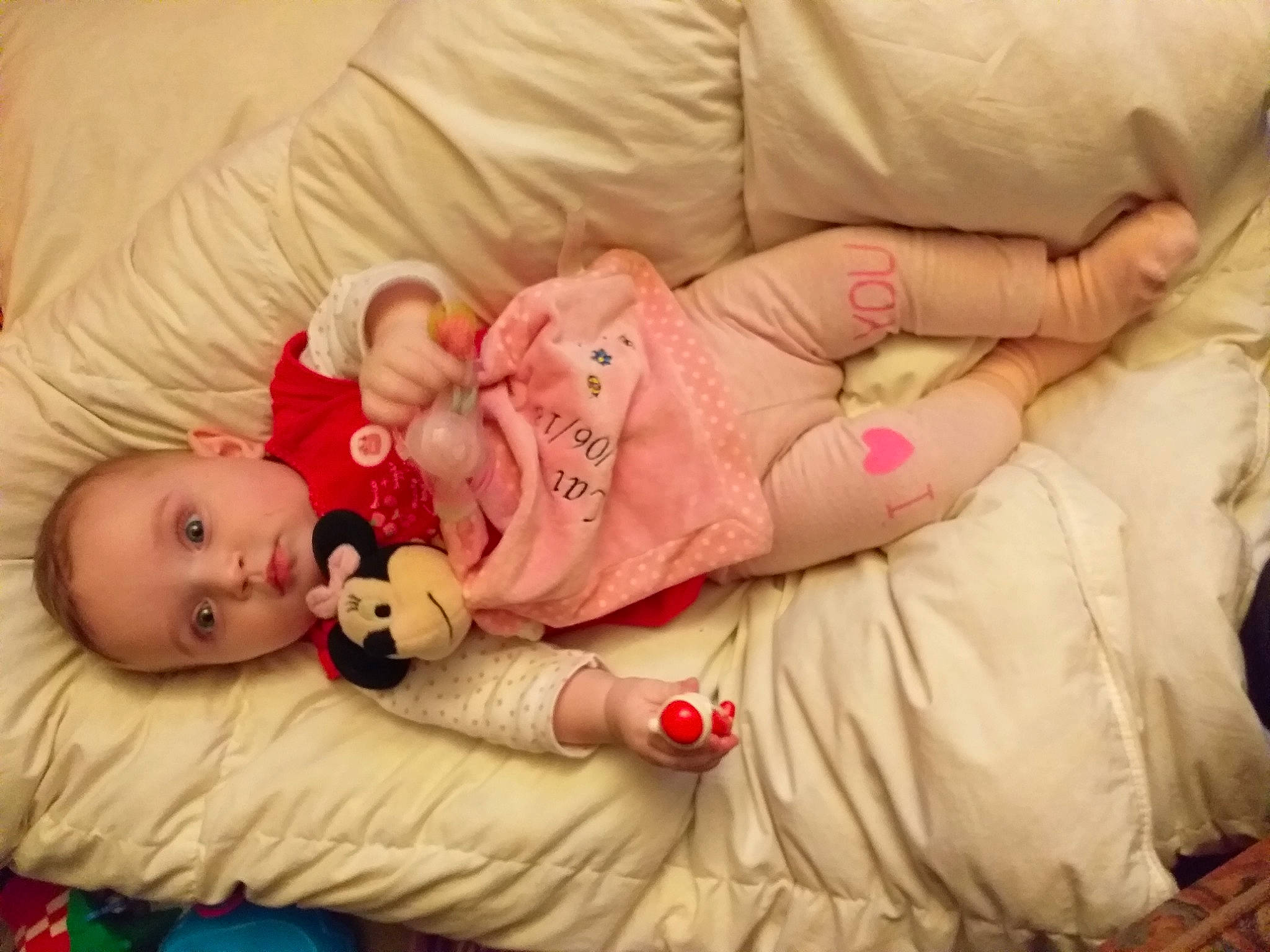 Laïa participe au concours pour gagner de l'argent avec cette photo : bedtime, cheek, child, finger, infant, nap, person, play, product, skin, sleep, stuffed_toy, toddler, toy