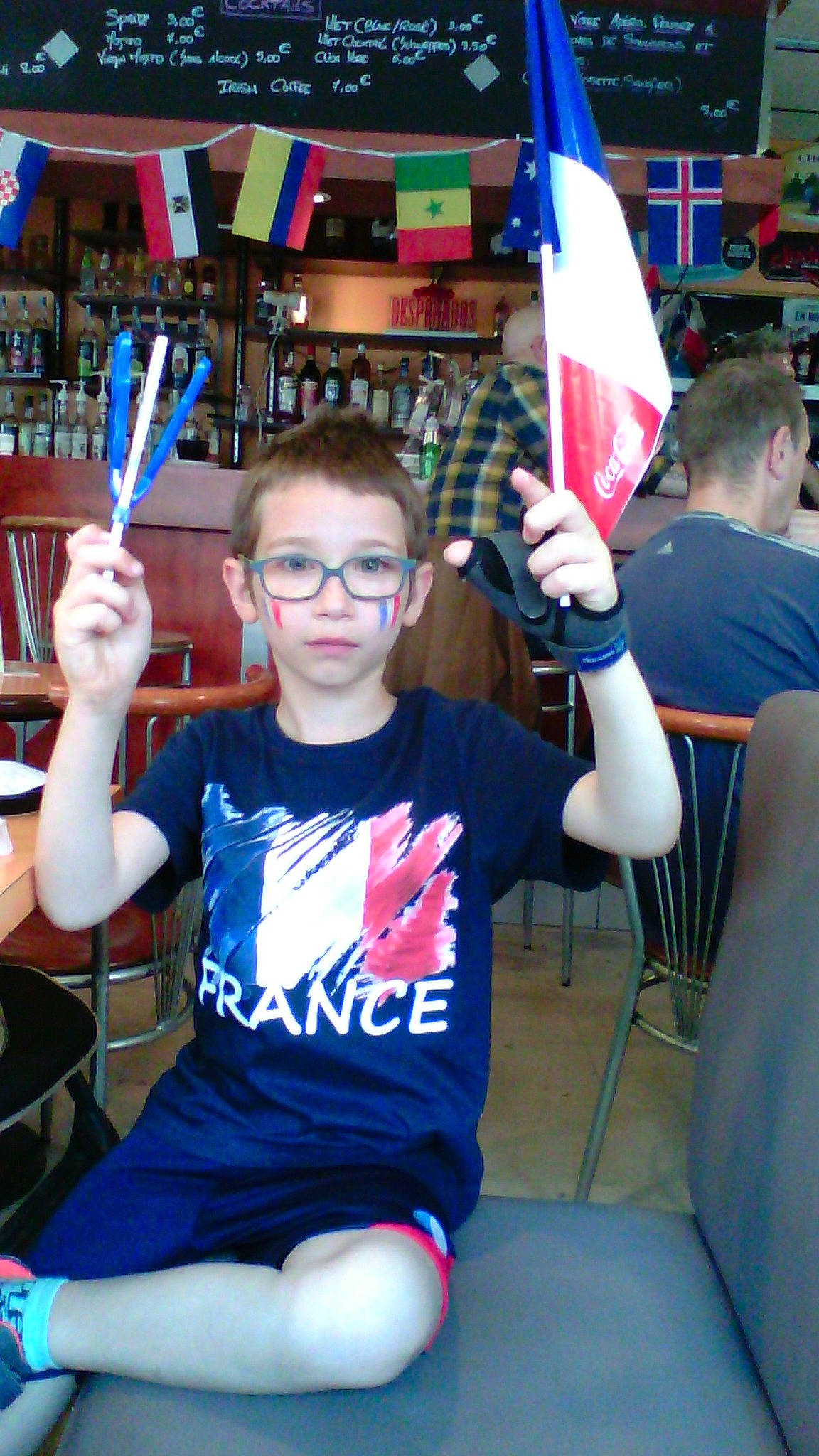 Mathéo a rejoint le concours — aidez-le/la à gagner de superbes lots ! child, eyewear, fun, girl, glasses, person, product, recreation, smile, vision_care