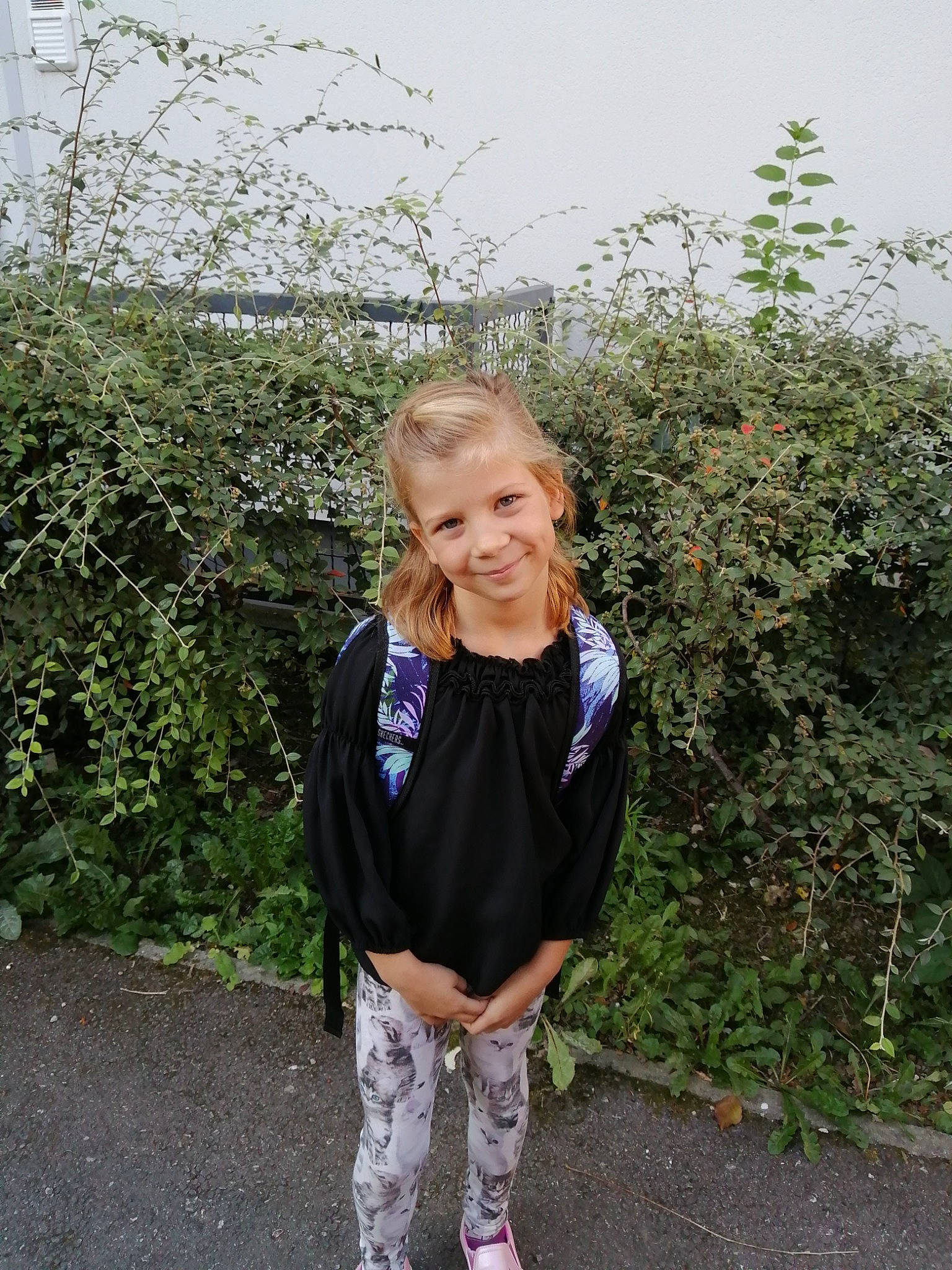 April a rejoint le concours — aidez-le/la à gagner de superbes lots ! asphalt, child, denim, electric_blue, fashion_accessory, fun, garden, grass, joy, magenta, outerwear, pattern, people_in_nature, person, plant, portrait_photography, shrub, sky, smile, street_fashion