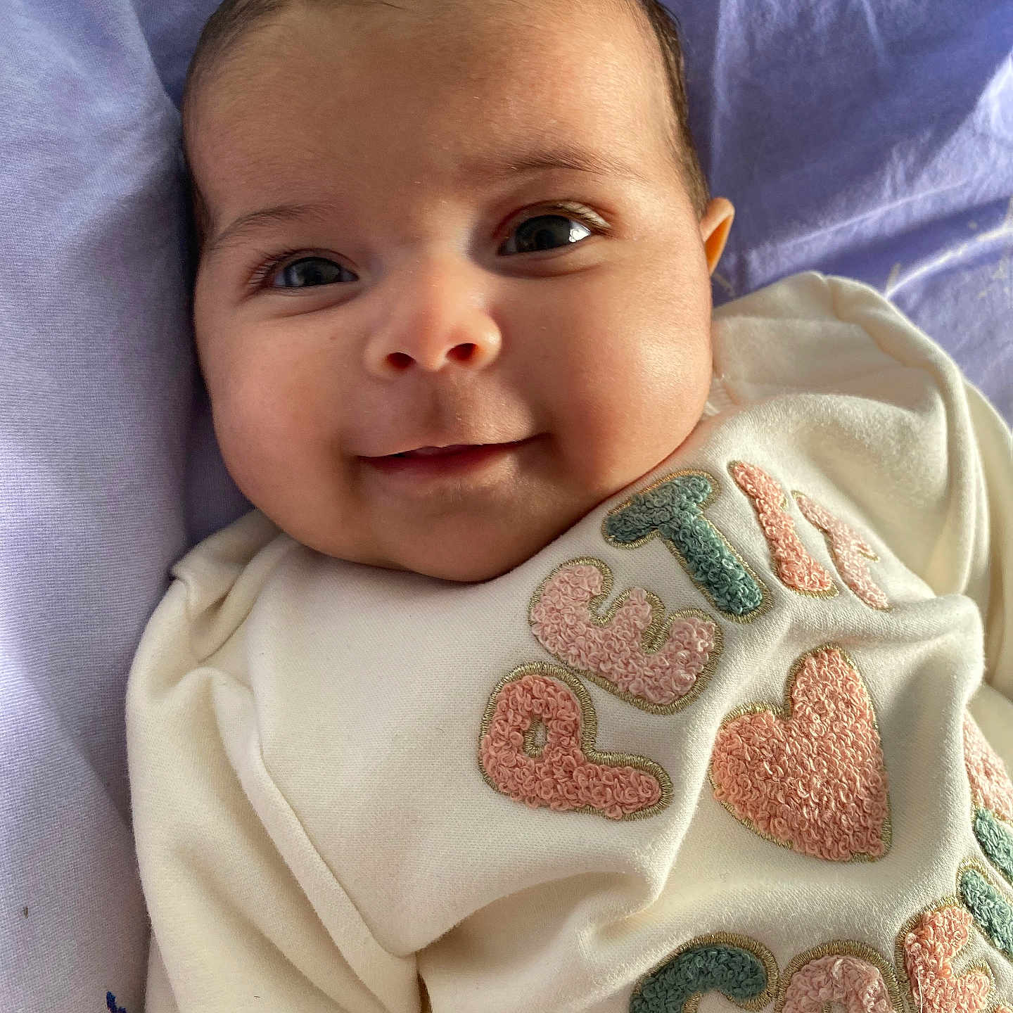 Giulia Elena participe au concours pour gagner de l'argent avec cette photo : applique, architecture, baby, bed, blanket, building, cushion, face, furniture, happy, head, homedecor, hospital, newborn, pattern, person, photography, portrait, quilt, smile
