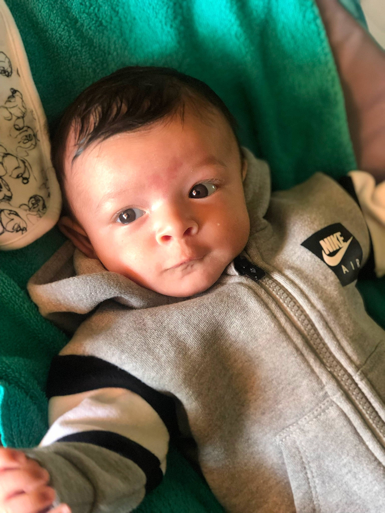 Celian participe au concours pour gagner de l'argent avec cette photo : baby, cheek, child, eye, face, finger, forehead, head, nose, person, skin, thumb, toddler