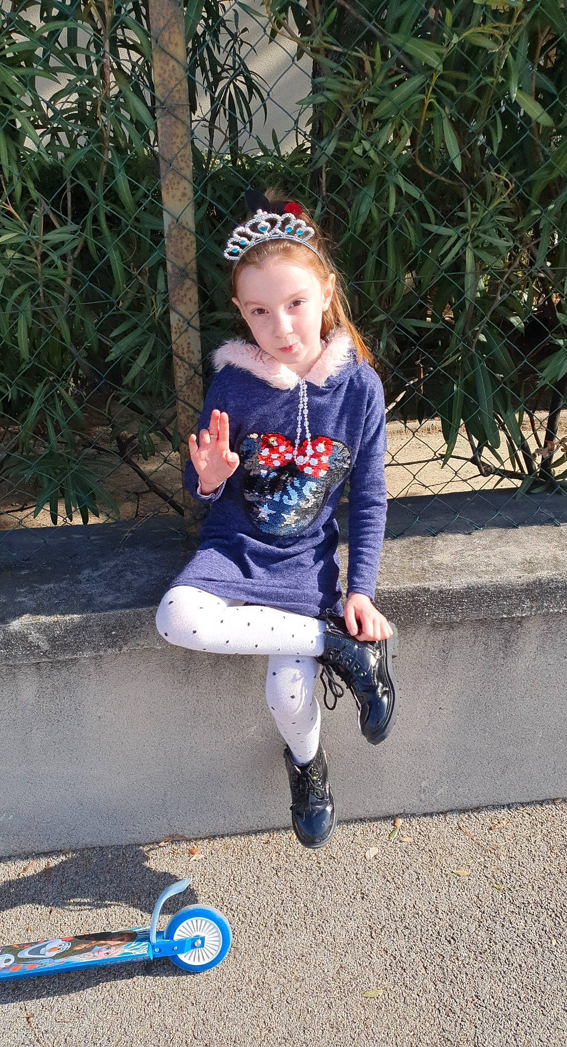 Noeline participe au concours pour gagner de l'argent avec cette photo : baby_toddler_clothing, child, denim, electric_blue, eyewear, fun, grass, happy, leisure, pattern, person, plant, recreation, sitting, sleeve, sock, street_fashion, t_shirt, tints_and_shades, toddler