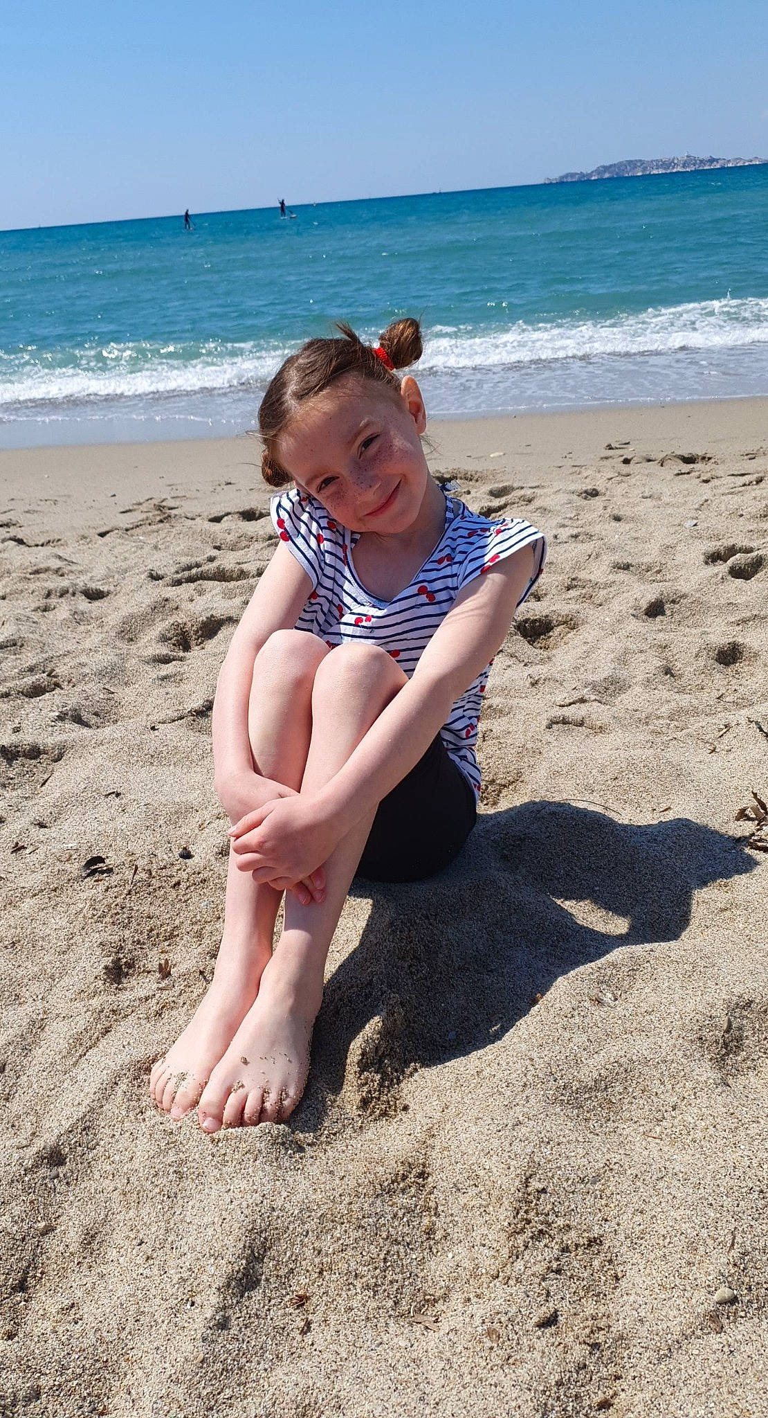 Noeline participe au concours pour gagner de l'argent avec cette photo : barefoot, beach, coastal_and_oceanic_landforms, foot, fun, hand, happy, human_leg, joy, leg, leisure, people_in_nature, people_on_beach, person, sand, shore, sky, smile, summer, thigh