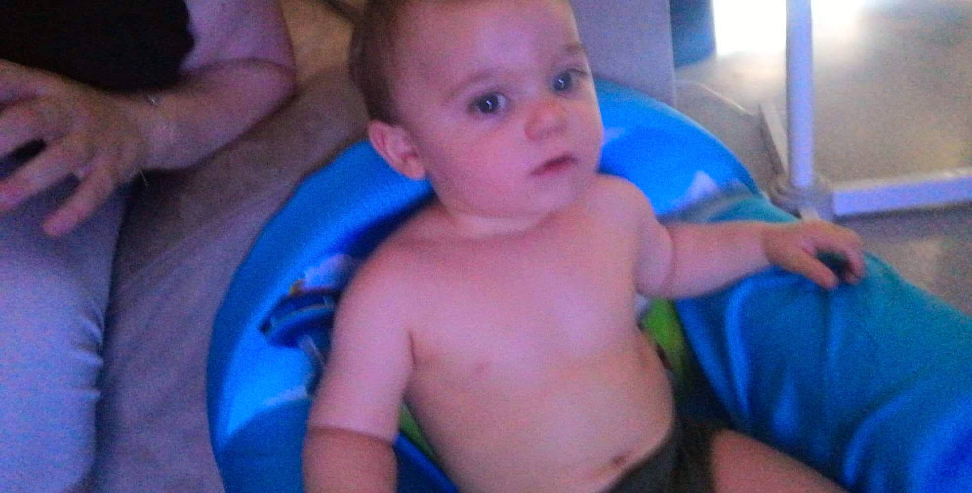 Timotë participe au concours pour gagner de l'argent avec cette photo : baby, bathing, cheek, child, ear, eye, face, fun, head, mouth, neck, nose, person, smile, thumb, toddler