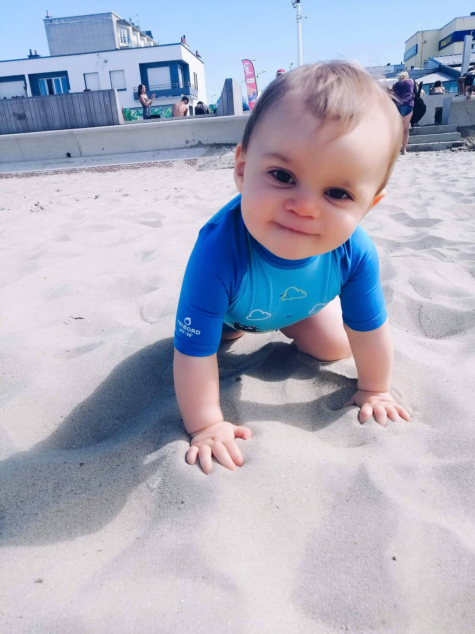 Timotë participe au concours pour gagner de l'argent avec cette photo : baby, beach, blue, child, cloud, ocean, person, photography, play, recreation, sand, sea, sitting, skin, smile, summer, toddler, vacation, water