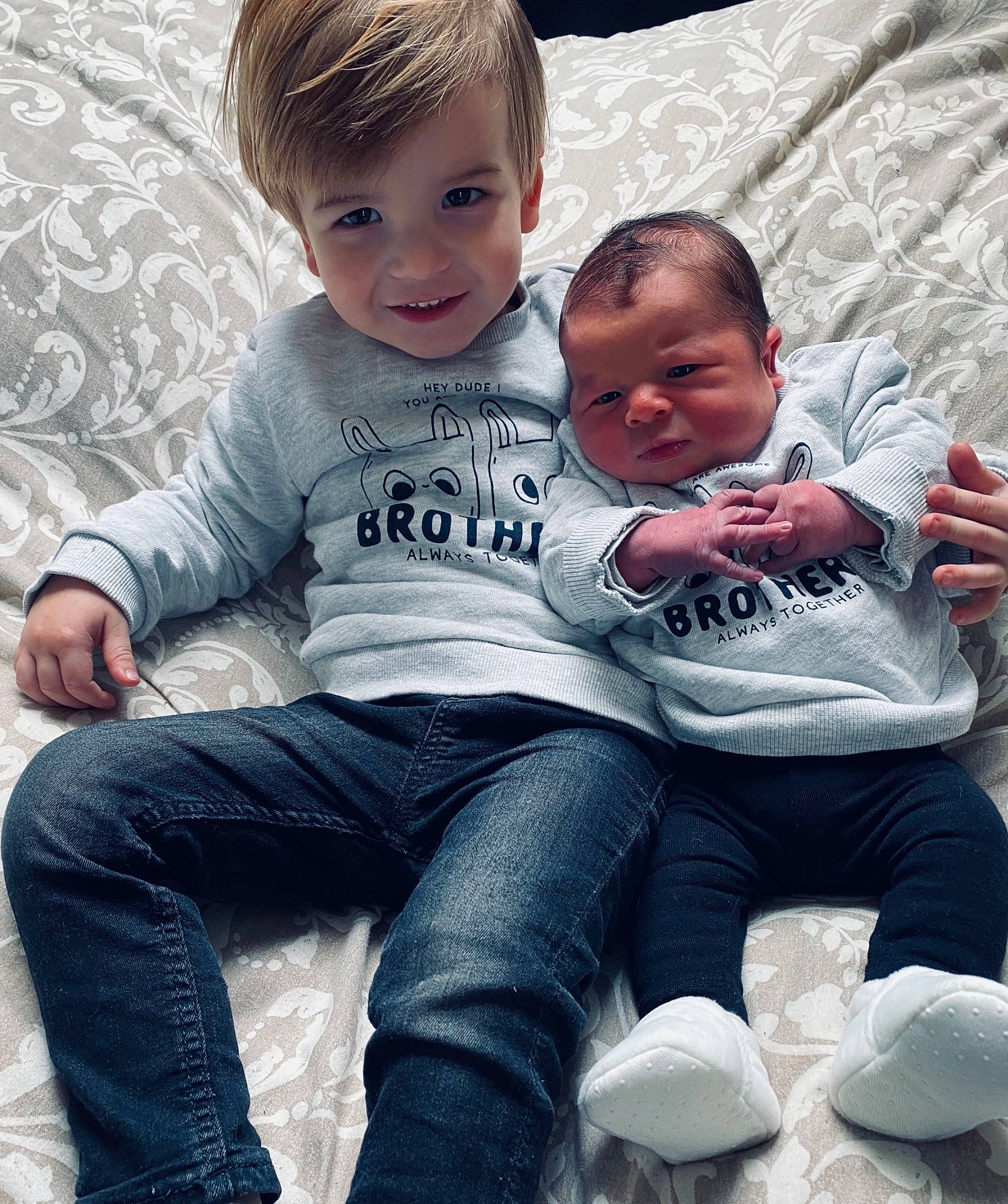 Noé participe au concours pour gagner de l'argent avec cette photo : arm, baby_toddler_clothing, cheek, comfort, eye, facial_expression, hairstyle, hand, happy, human, human_body, iris, jeans, joy, leg, person, photograph, product, skin, sleeve