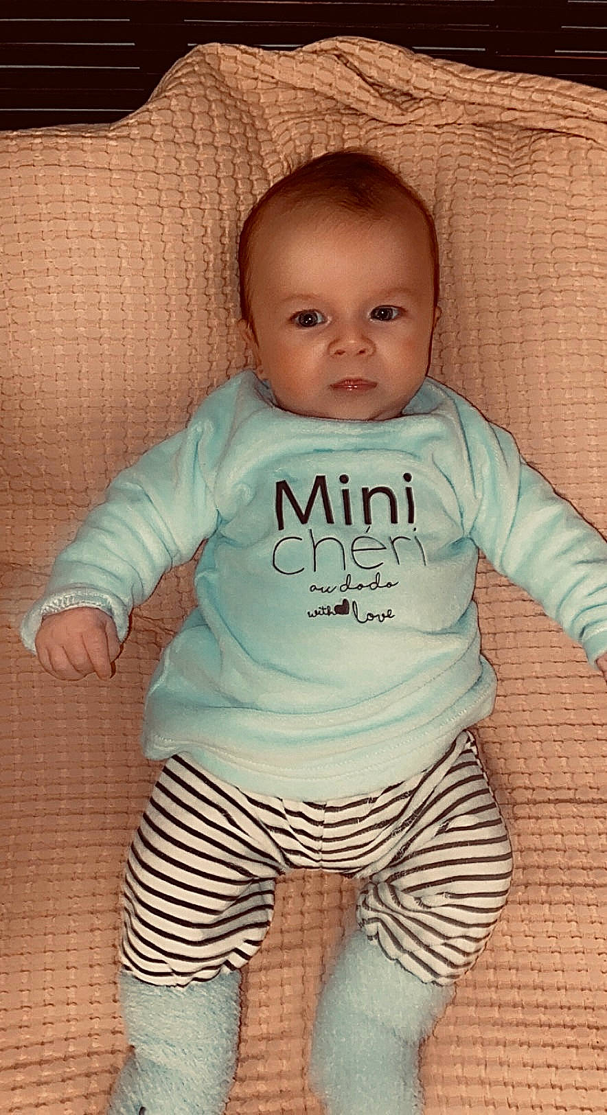 Noé participe au concours pour gagner de l'argent avec cette photo : arm, baby, baby_toddler_clothing, cheek, chin, comfort, eye, face, facial_expression, hairstyle, happy, head, iris, neck, nose, outerwear, person, skin, sleeve, t_shirt