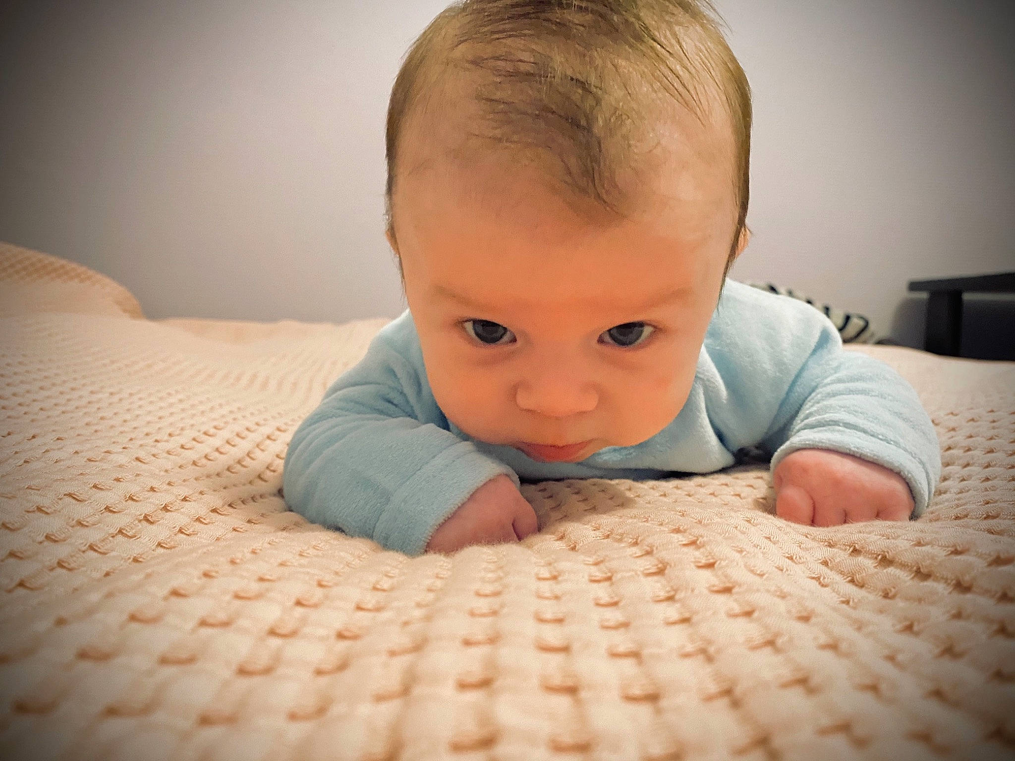 Noé participe au concours pour gagner de l'argent avec cette photo : arm, baby, cheek, chin, comfort, eye, eyebrow, face, finger, flash_photography, floor, flooring, hairstyle, head, human, iris, mouth, nose, person, skin