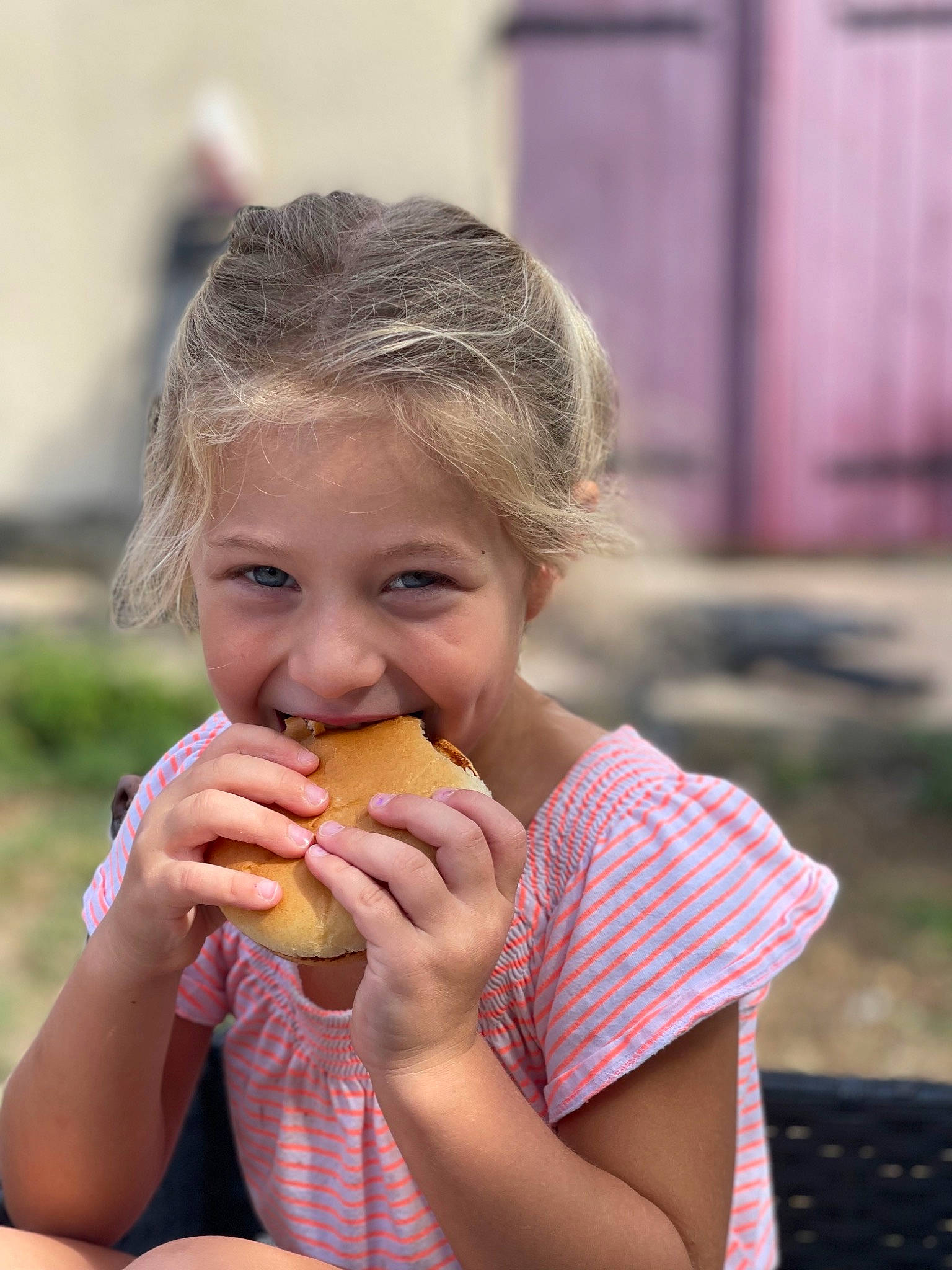 Kelya a rejoint le concours — aidez-le/la à gagner de superbes lots ! biting, child, comfort_food, cuisine, dish, drinking, eating, finger_food, food, food_craving, fun, hand, happy, joy, junk_food, lip, people_in_nature, person, staple_food, sweetness